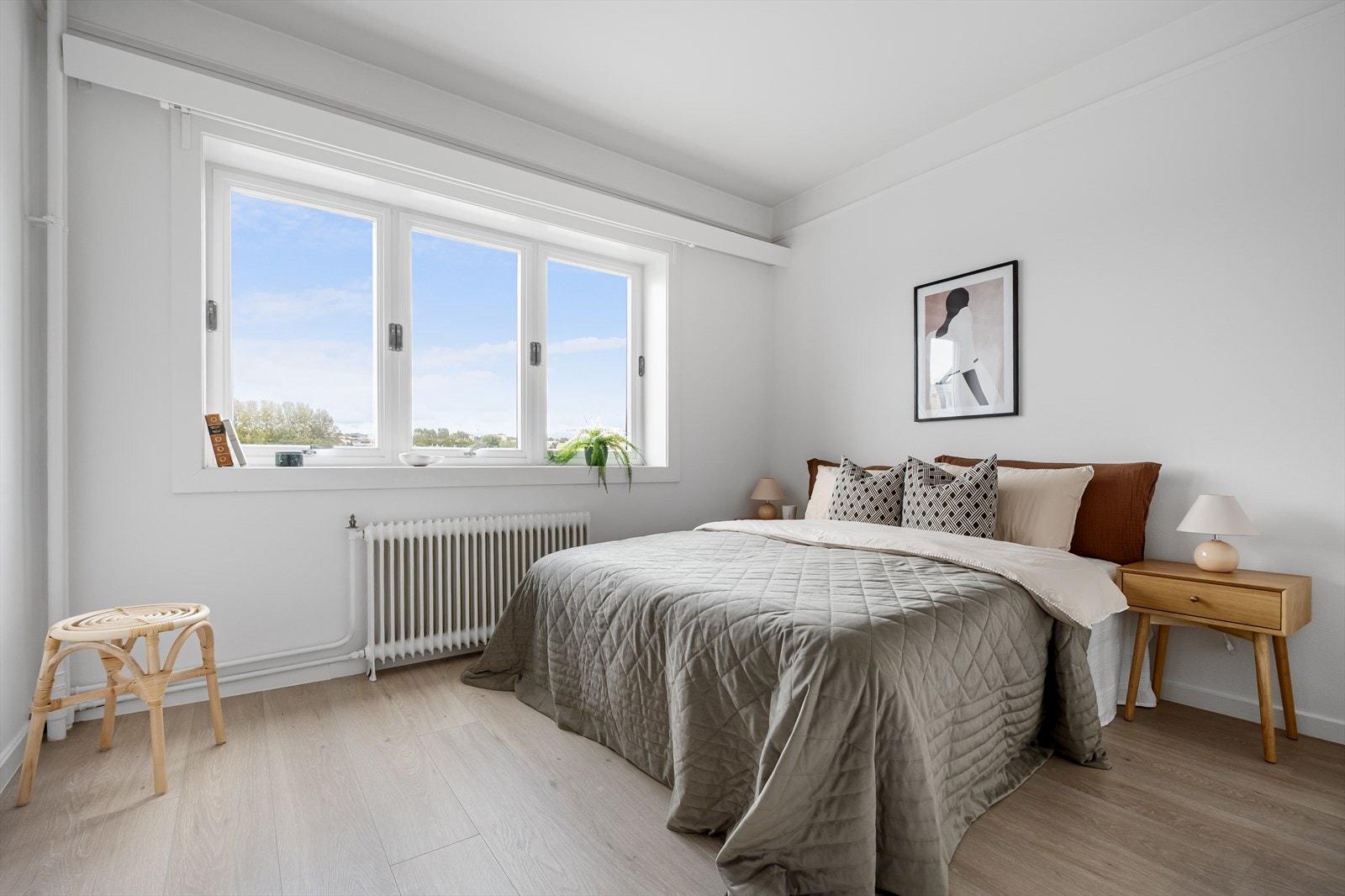 Romslig hovedsoverom med god plass til dobbeltseng med tilhørende nattbord. Galleribilde