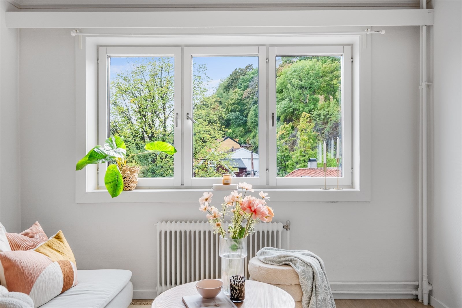 Store vindusflater som gir rikelig med luft og lys. Galleribilde