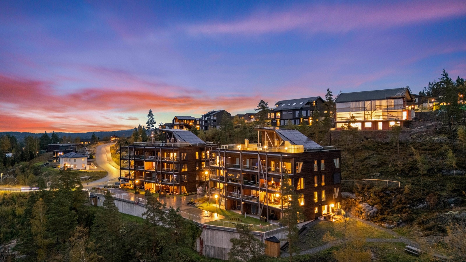 Vangsjordeet 2 ligger idyllisk til på Løkenåsen i Fetsund, et rolig og familievennlig boligområde med naturskjønne omgivelser. Galleribilde