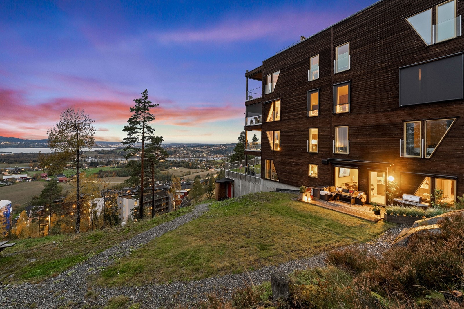 En gjennomført og moderne 2-roms selveierleilighet fra 2021 med høy standard, praktisk planløsning, panoramautsikt fra markterrassen på ca. 16 kvm og garasjeplass. Galleribilde