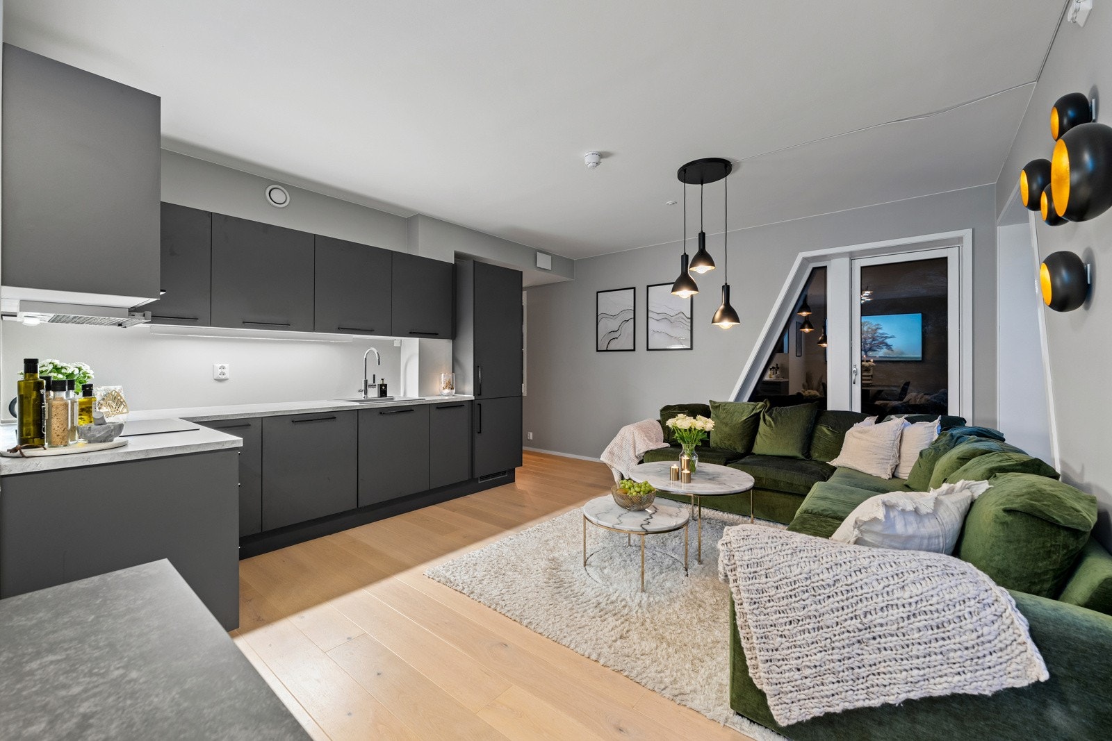 Laminert benkeplate med god arbeidsflate av kompositt, samt god oppbevaringsplass i høyskap. Galleribilde