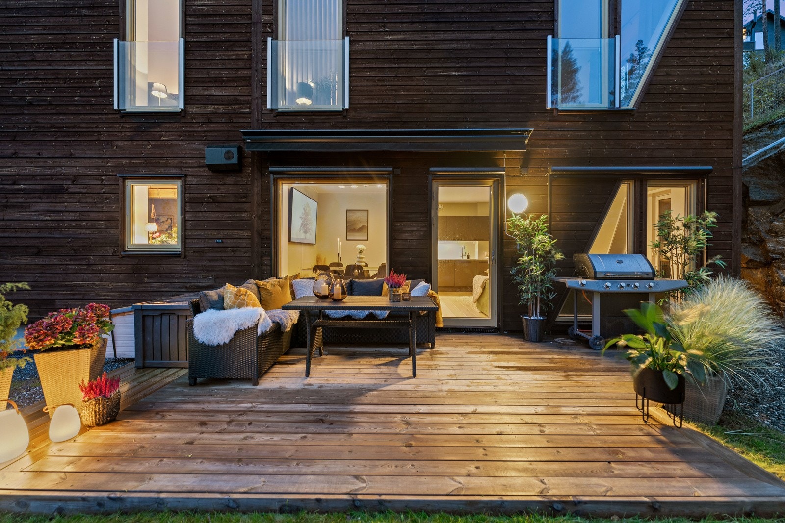 Stor flott usjenert terrasseplatting med fin terrassemarkise. Flott utsikt og nær skogen. Galleribilde