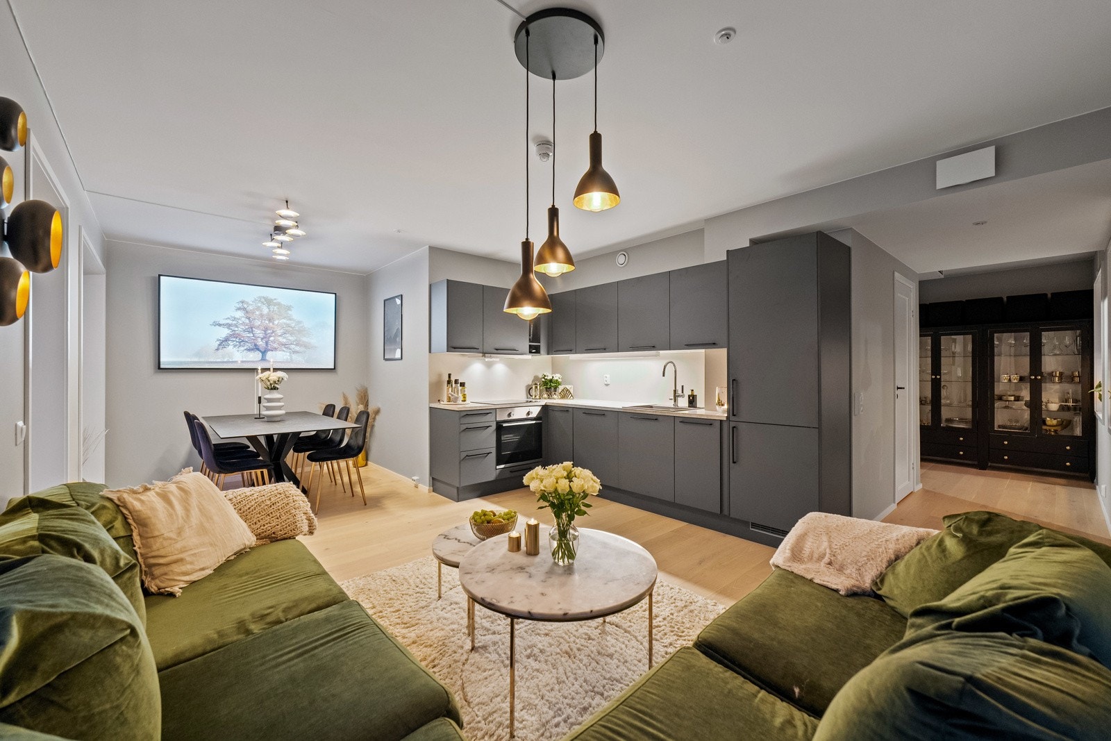 Lekkert kjøkken med åpen løsning inn mot stuesone og stor fin spisesplass. Galleribilde