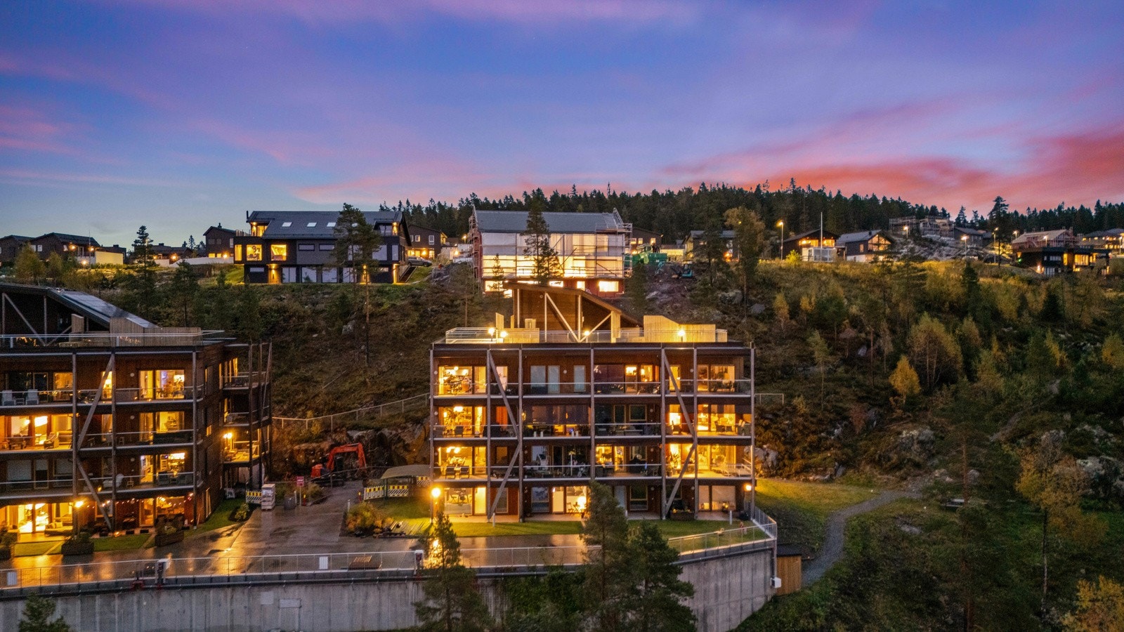 Området byr på flotte tur- og rekreasjonsmuligheter, med skogstier, marka og ikke minst Fetsund Lenser, et unikt kultur- og natursted langs Glomma som er perfekt for både spaserturer, sykkelturer og naturopplevelser året rundt. Galleribilde