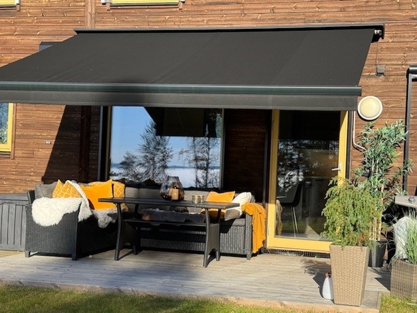Usjenert flott marketerrasse med stor markise. Galleribilde