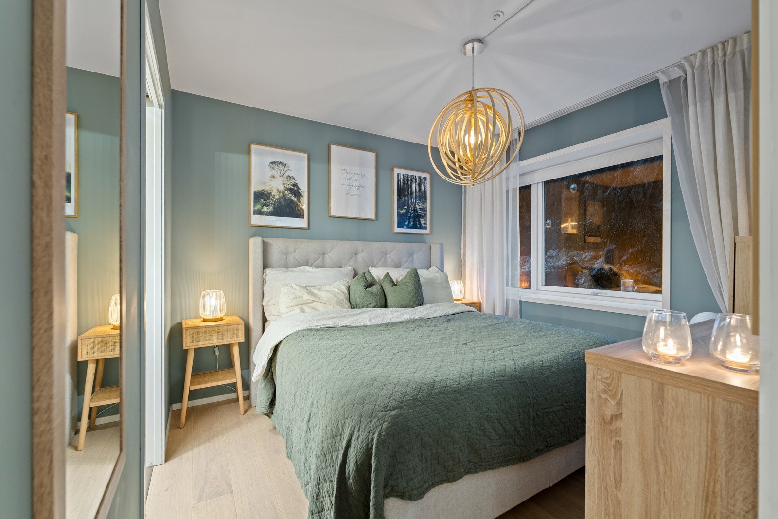 Rommet er malt i en tidsriktig fargepalett som skaper en behagelig atmosfære - en følelse av ren hverdagsluksus Galleribilde