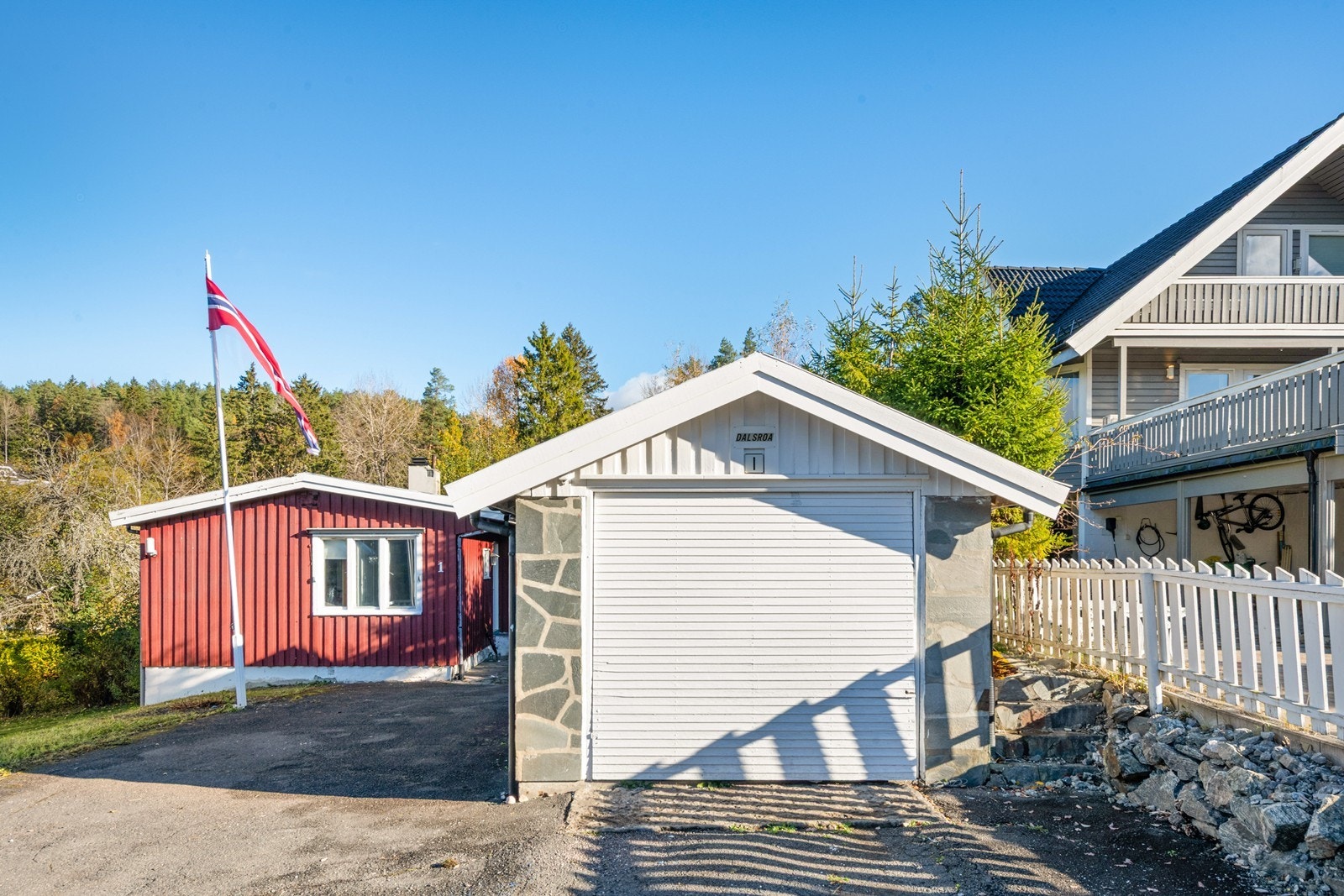 Garasje og biloppstillingsplasser på egen tomt Galleribilde