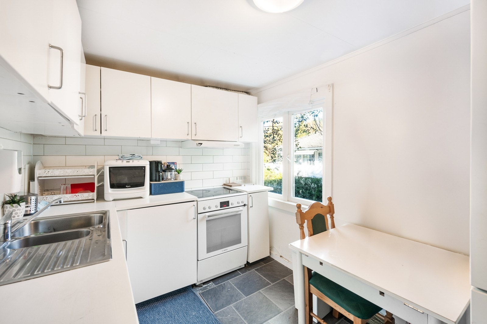 Kjøkken i separat rom med plass til mindre spisebord Galleribilde