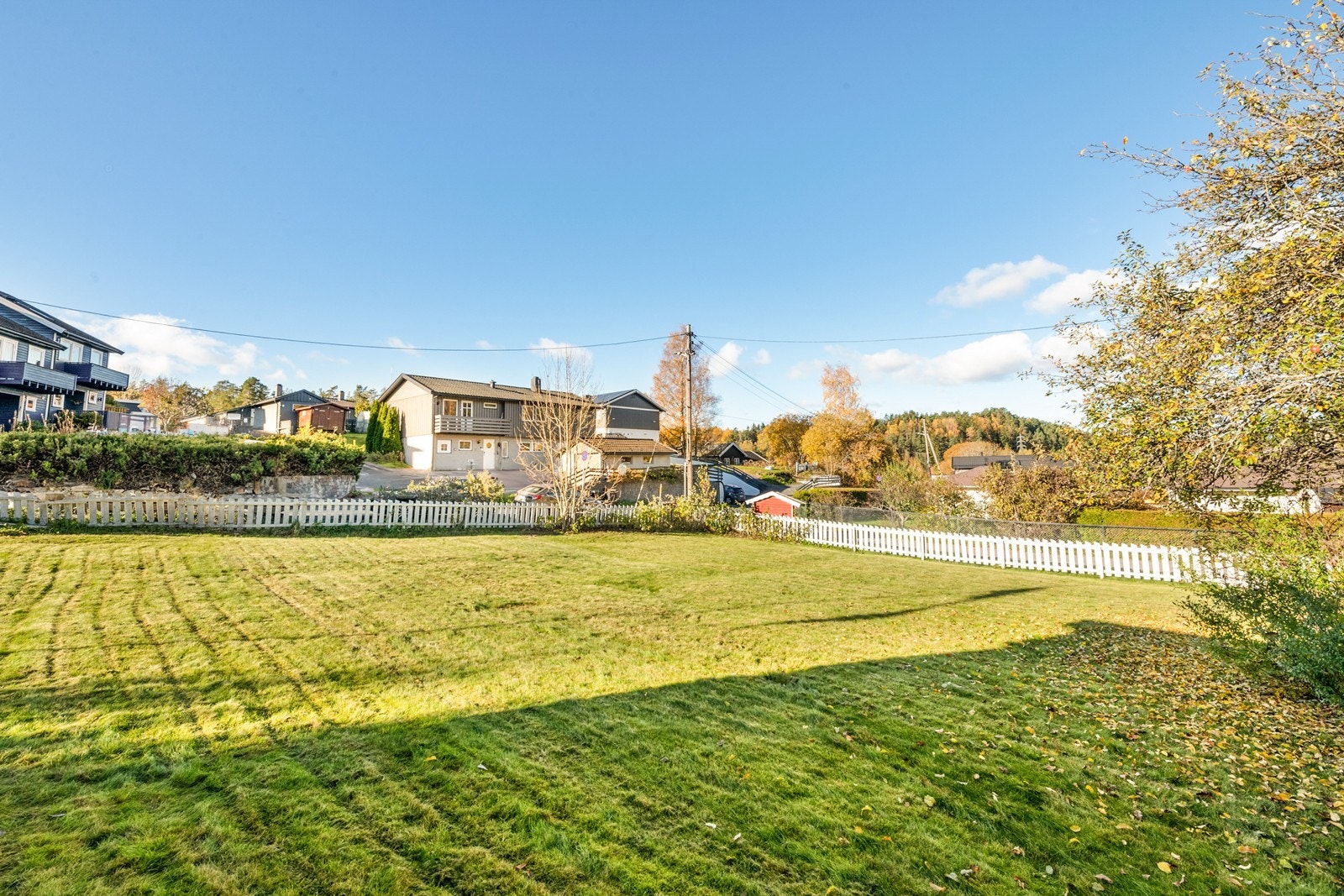 Solrik og lett skrånet tomt som ligger åpent og solrikt til. Her har man virkelig potensiale for å sette sitt preg på eiendommen Galleribilde