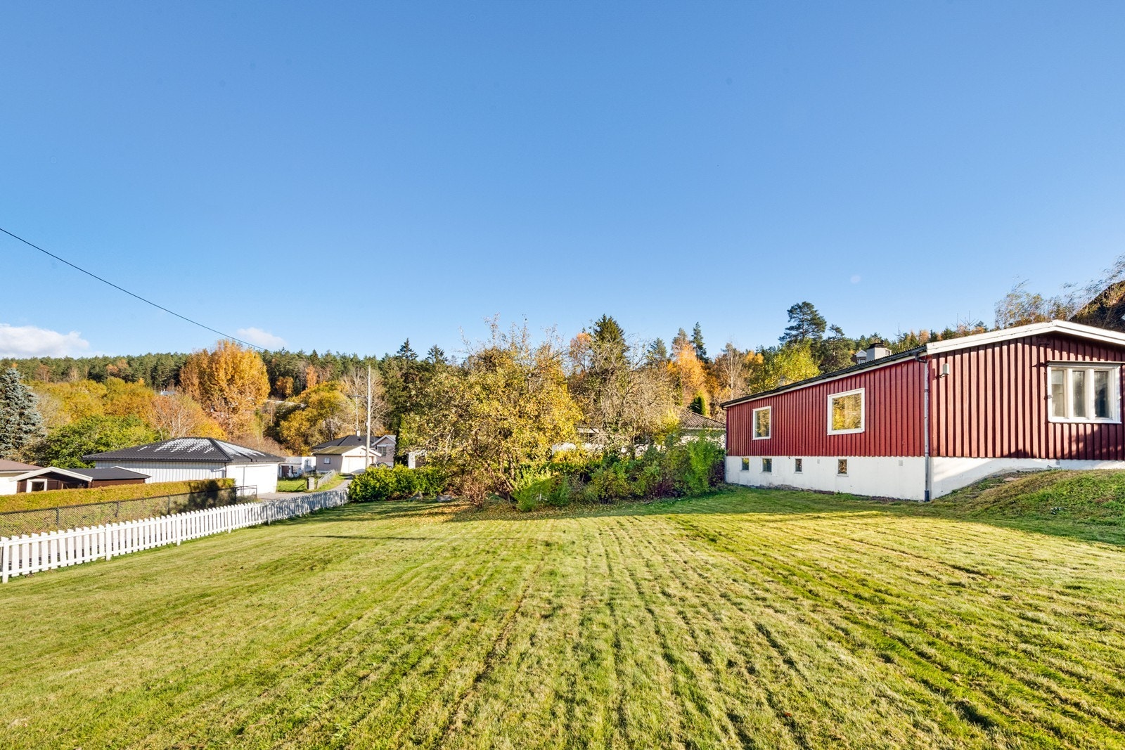 Eiendommen en fantastisk beliggenhet og ligger tilbaketrukket og fint til i et stille og rolig område Galleribilde
