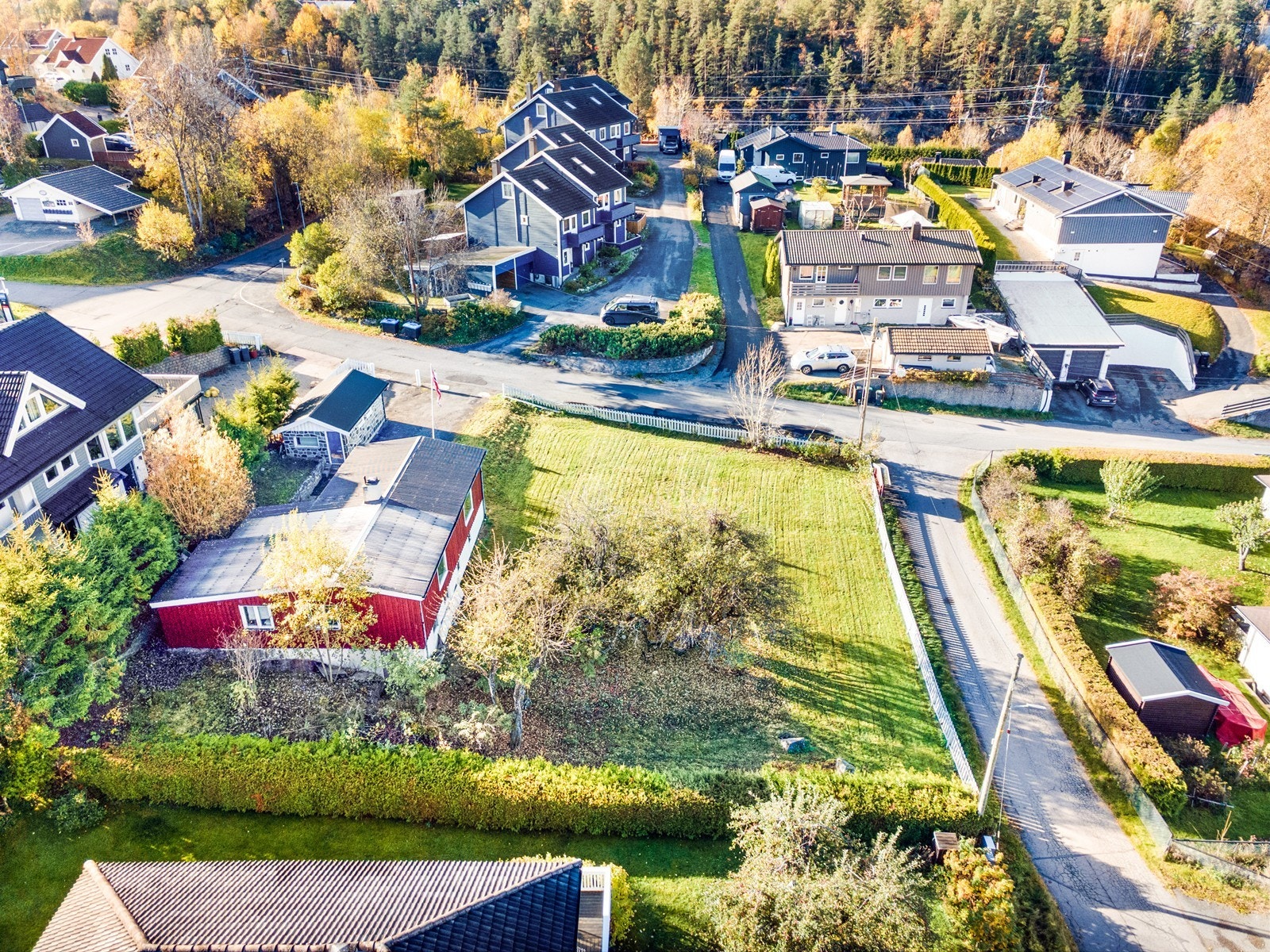 Fredelig og barnevennlig eiendommen hvor man enten kan bygge nytt, utvikle selv eller bygge ut eksisterende bolig Galleribilde