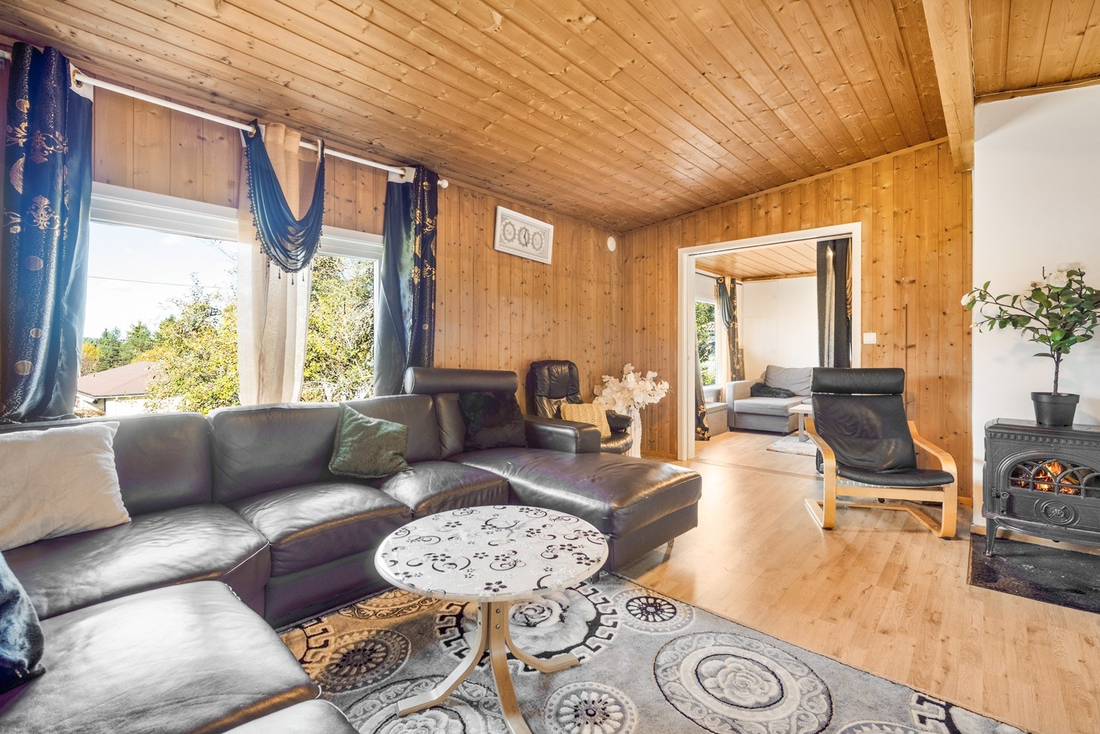 Boligen har to romslige stuer Galleribilde