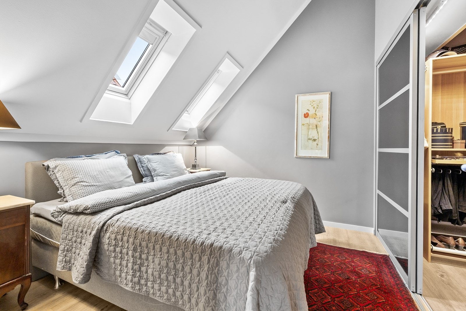 Master bedroom er et lekkert og innbydende rom som utstråler ro og eleganse. Her strømmer dagslyset inn gjennom flotte takvinduer som gir en herlig romfølelse og et eksklusivt preg. Galleribilde