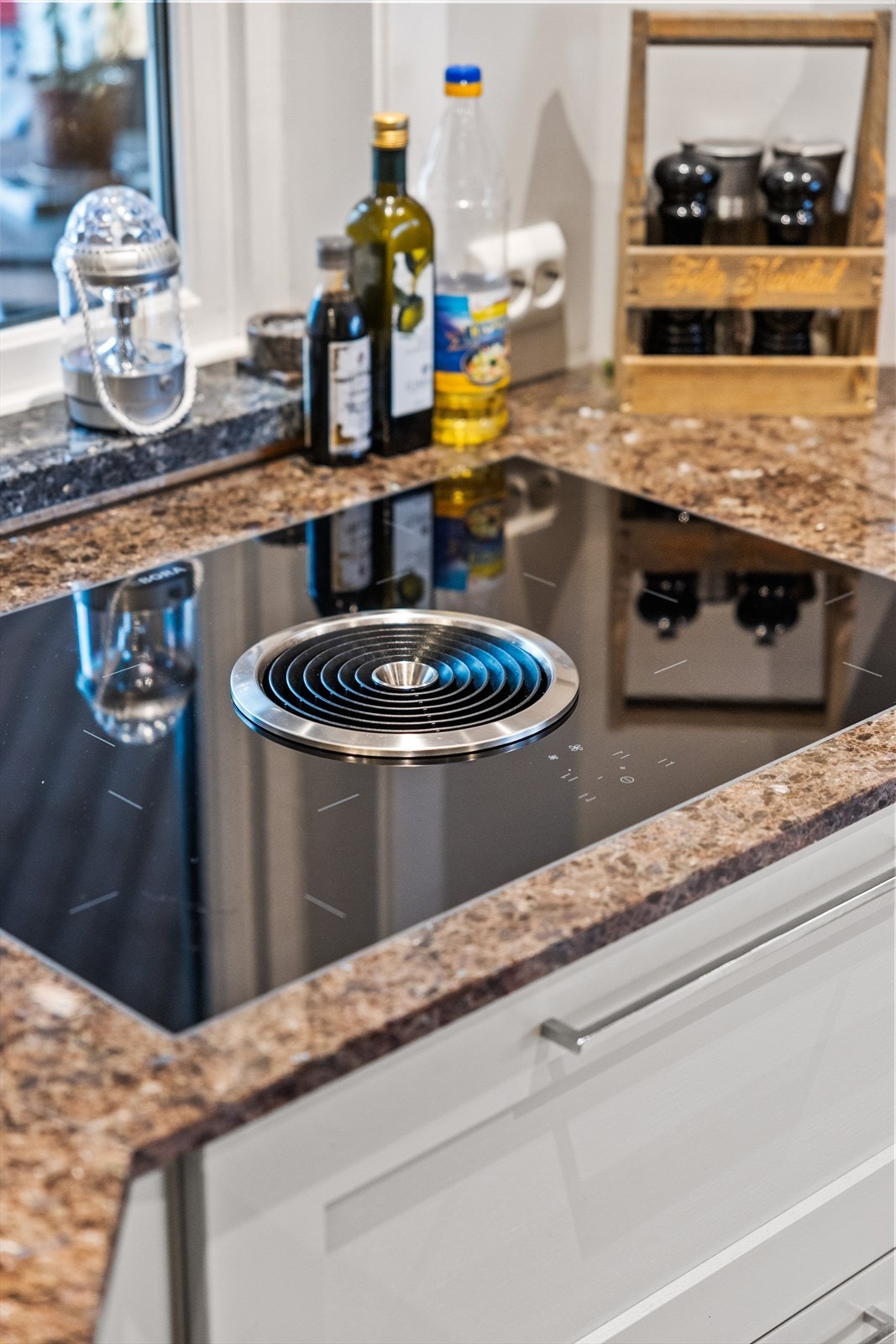 Her finner du integrerte hvitevarer som steketopp med kullventilator, komfyr, kaffemaskin og oppvaskmaskin - alt elegant innfelt for et sømløst uttrykk. Galleribilde