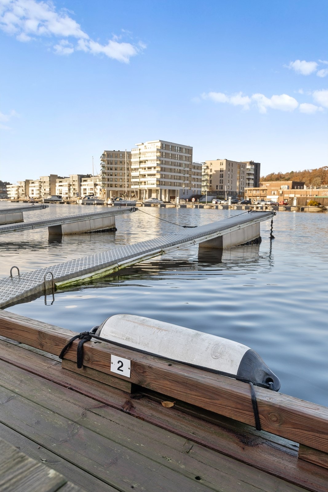 Til leiligheten medfølger båtplass nr. 2 i sameiets private bryggeanlegg. Her har du din egen plass rett ved vannkanten - perfekt for deg som ønsker å ha båten lett tilgjengelig og kunne legge ut på sjøen når som helst. Galleribilde