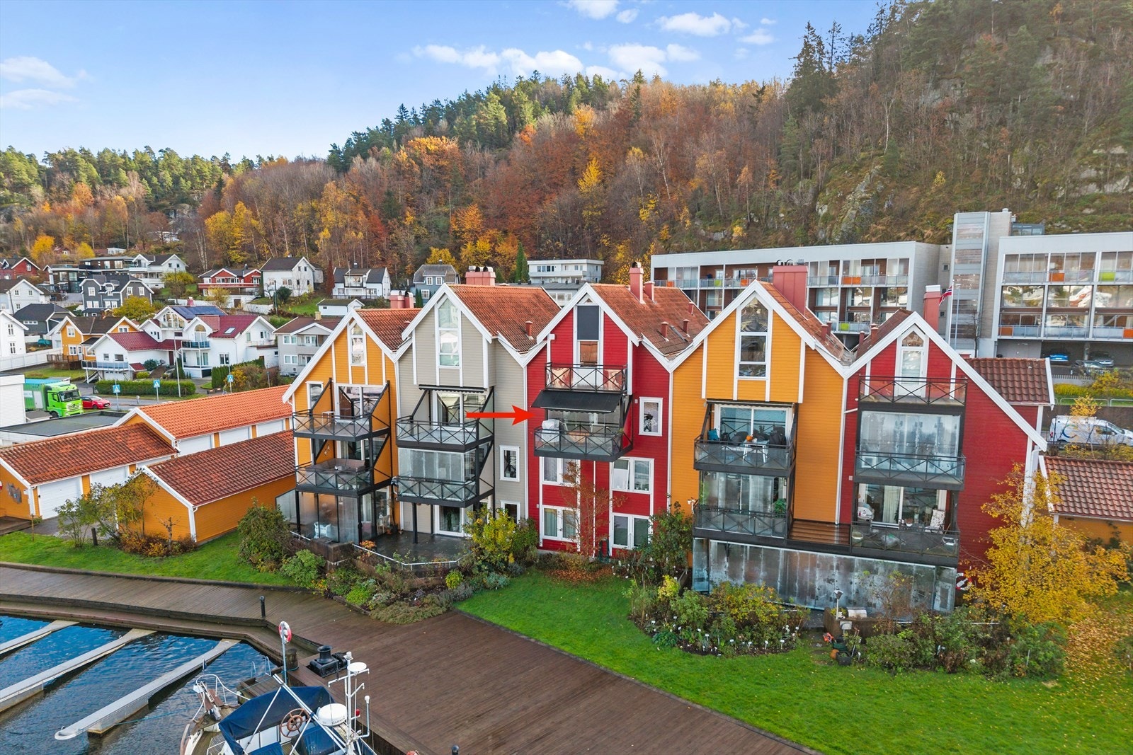 Beliggenheten er en spektakulær kombinasjon av maritim luksus og urbant byliv. Her får du virkelig det beste av to verdener: et liv rett på vannet, samtidig som du bor kun et steinkast fra alt Sandefjord sentrum har å by på. Galleribilde