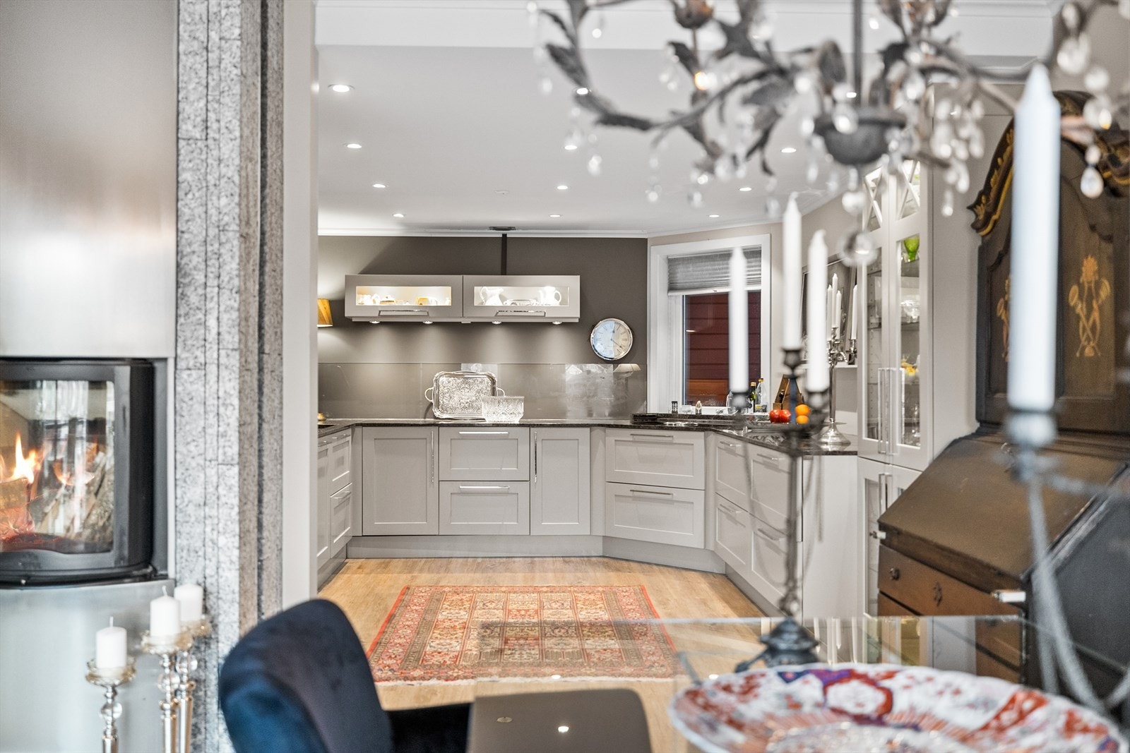 Her er det god plass til langbord og hyggelige middager, samtidig som nærheten til kjøkkenet skaper en naturlig flyt mellom matlaging og måltider. Galleribilde