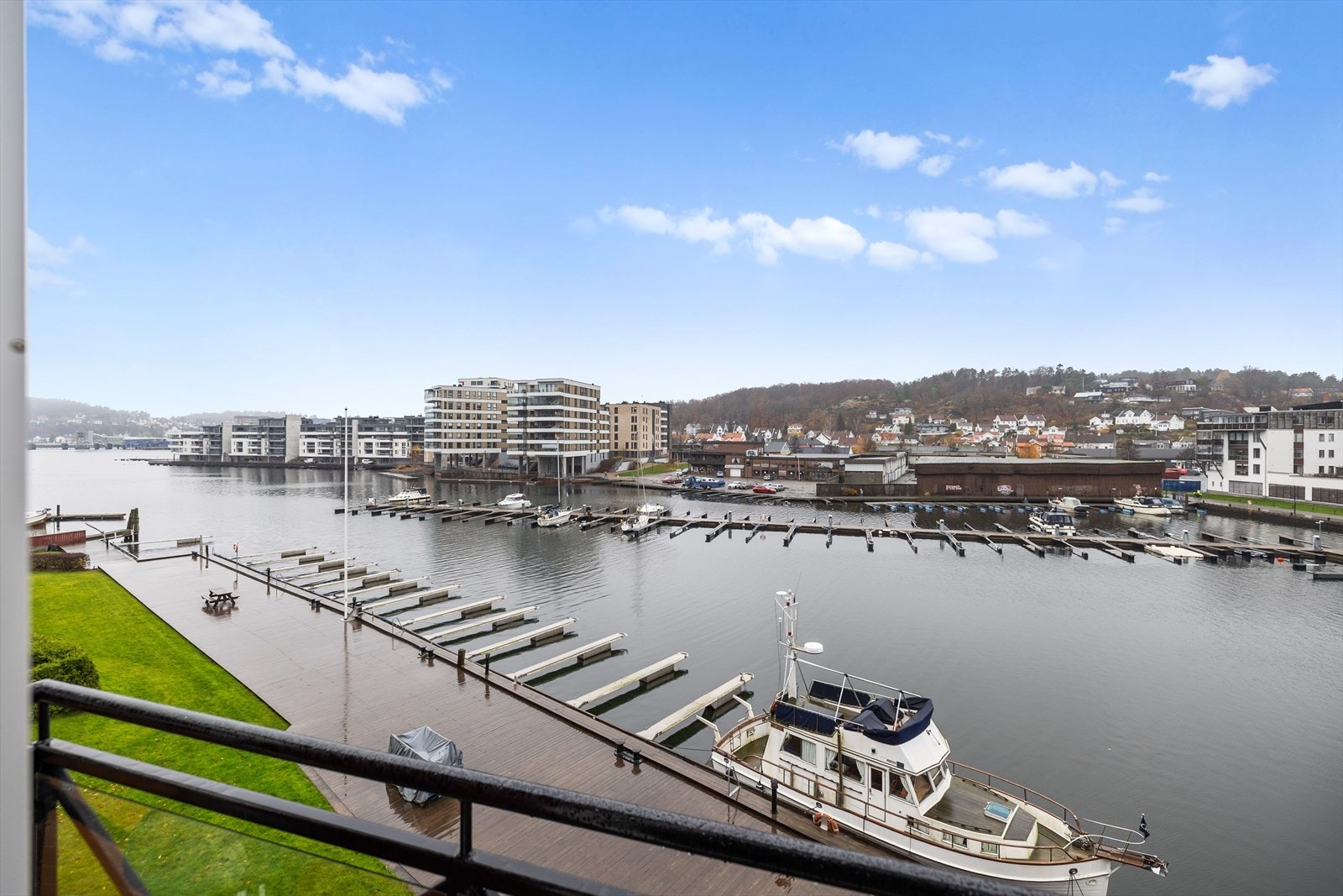 På balkongen kan du nyte den flotte utsikten mot sjøen, med ettermiddagssol og en ro som gjør dette til et av leilighetens mest behagelige steder å trekke seg tilbake. Galleribilde