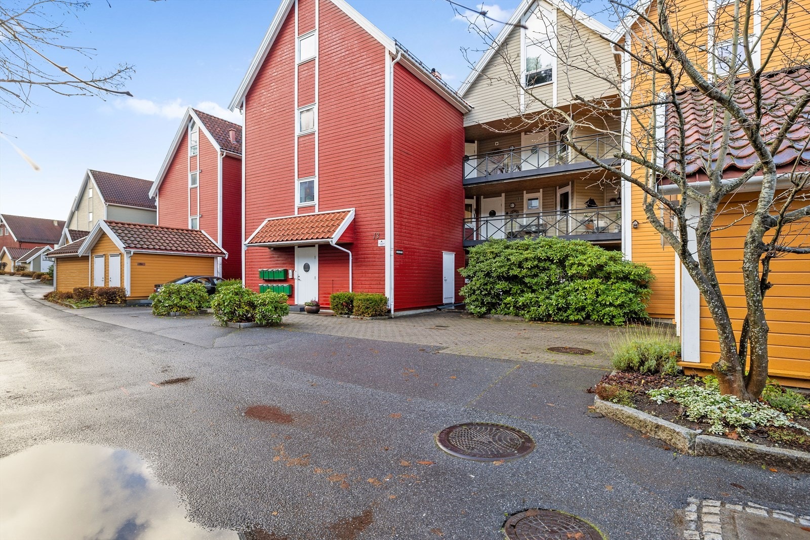 Hyggelig og innbydende inngangsparti med dørtelefon og direkte adkomst til heis. Her får du en behagelig velkomst hver gang du kommer hjem - med trygghet, komfort og enkel tilgang til leiligheten. Galleribilde