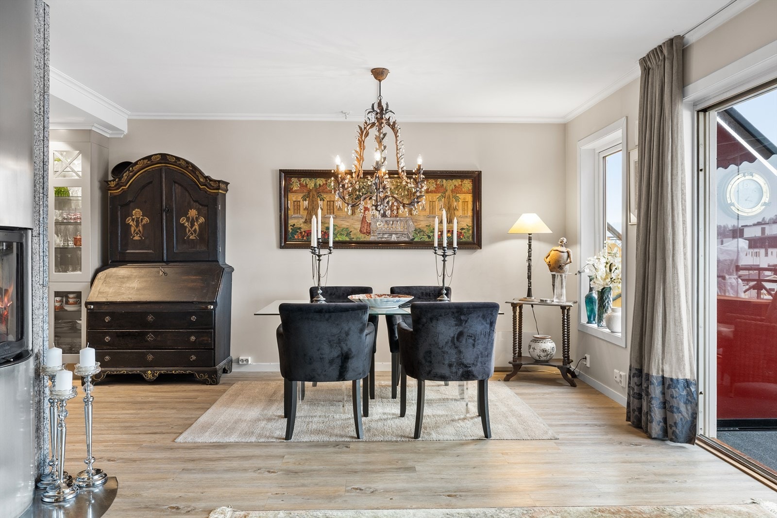 Spisestuen ligger nydelig til som en naturlig forlengelse av stuen, med god plass til stort spisebord og hyggelige måltider i gode venners lag. Galleribilde