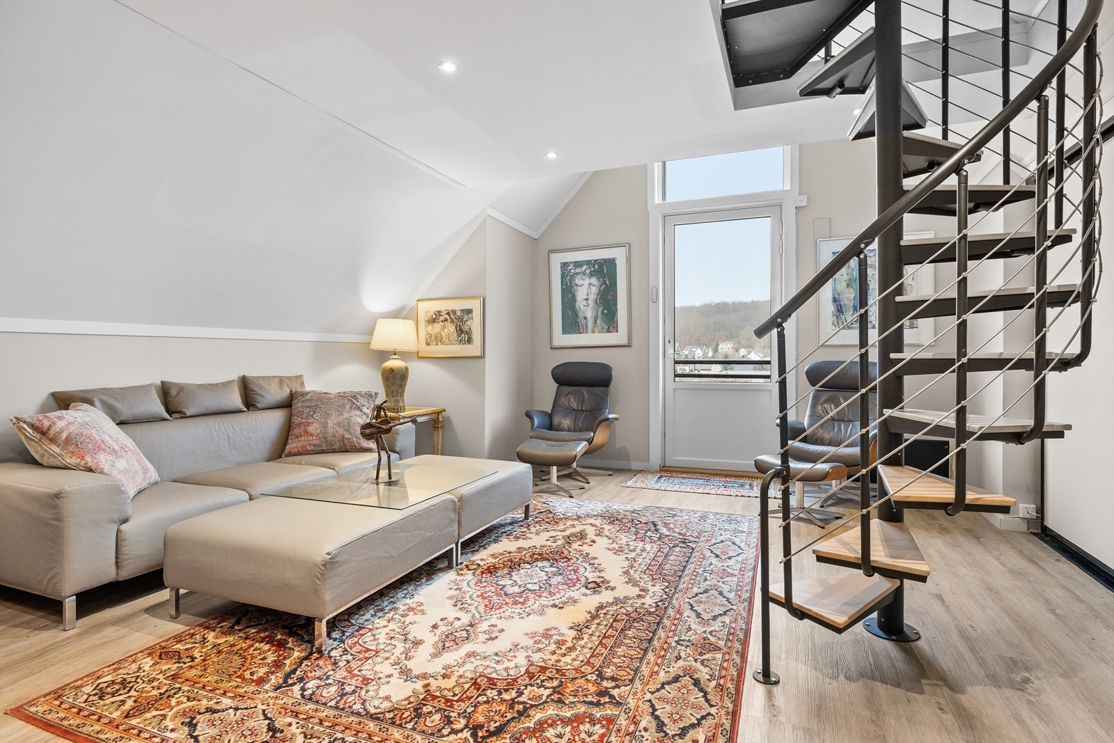 I øverste etasje møtes du av en lys og romslig loftstue. Dette er et fleksibelt og innbydende rom som kan tilpasses ulike behov - perfekt som TV-stue, hjemmekontor, gjesterom eller et fredelig sted for avslapning. Galleribilde