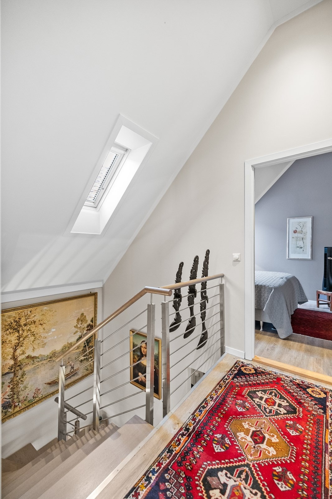 Trappen som leder opp til 4. etasje er både dekorativ og lekker, og fungerer som et vakkert blikkfang i rommet. Med sitt gjennomførte design og gode håndverkskvalitet binder den etasjene sammen på en elegant måte. Galleribilde