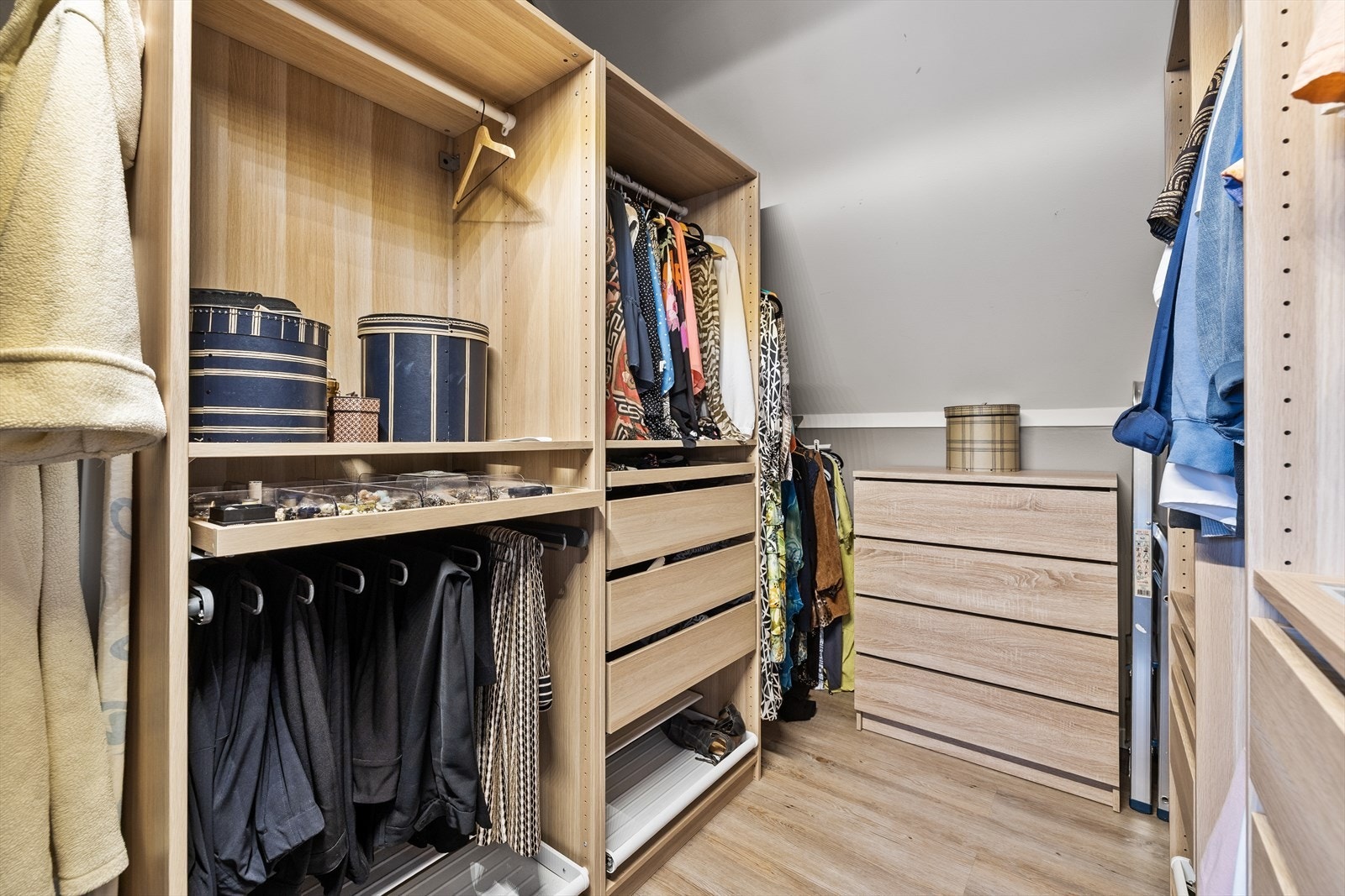 Walk-in closetet er innredet med god plass og smarte løsninger som gjør det både funksjonelt og elegant. Her er det rikelig med hyller, garderobestenger og tilpasset innredning som gir oversikt og enkel tilgang til klær og tilbehør. Galleribilde