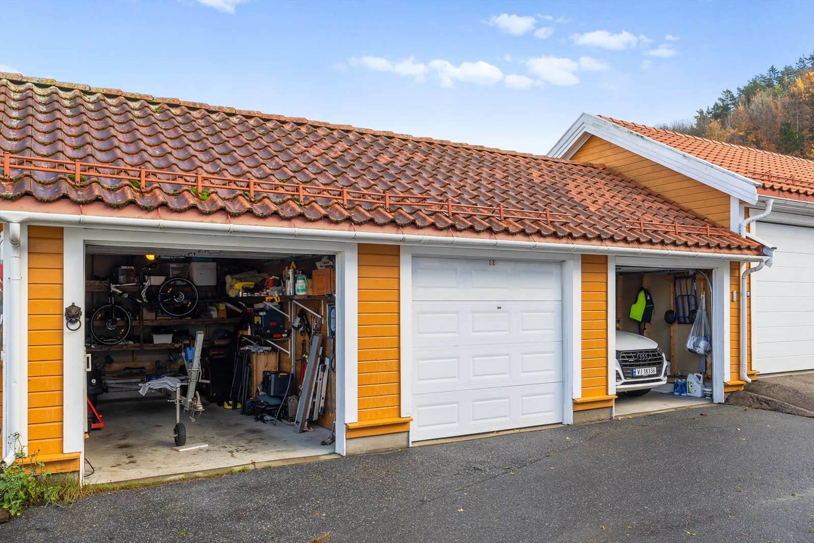 Garasjene gir trygg og komfortabel parkering med enkel adkomst direkte fra bygget. Her står bilen tørt, frostfritt og sikkert året rundt - en løsning som kombinerer både praktisk funksjonalitet og eksklusiv bekvemmelighet. Galleribilde