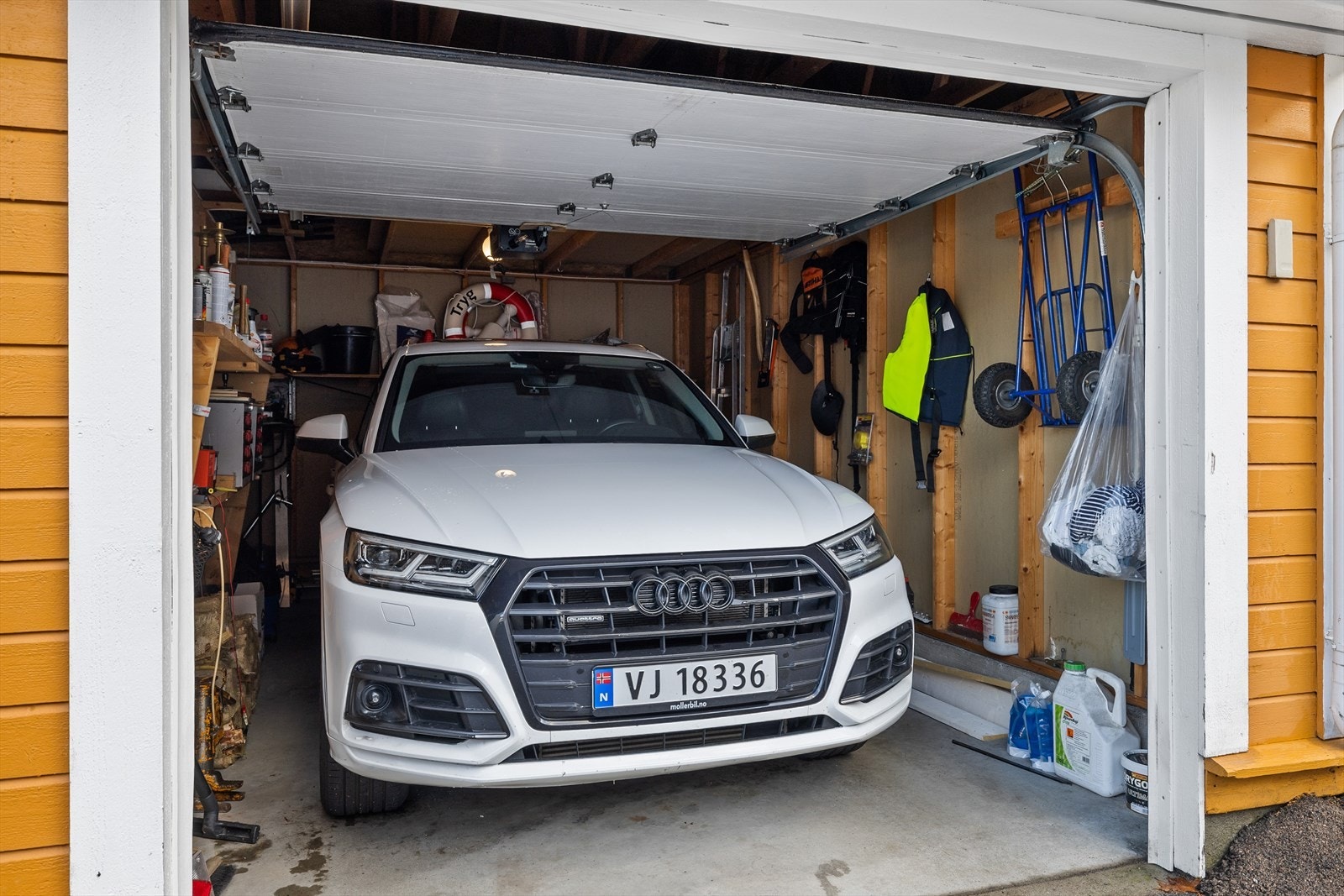 Garasjene gir god plass til både bil, sportsutstyr og oppbevaring, og er ideelle for deg som verdsetter orden og kvalitet. Dette er en detalj som løfter helhetsinntrykket og gir den ekstra komforten som kjennetegner en bolig i særklasse. Galleribilde