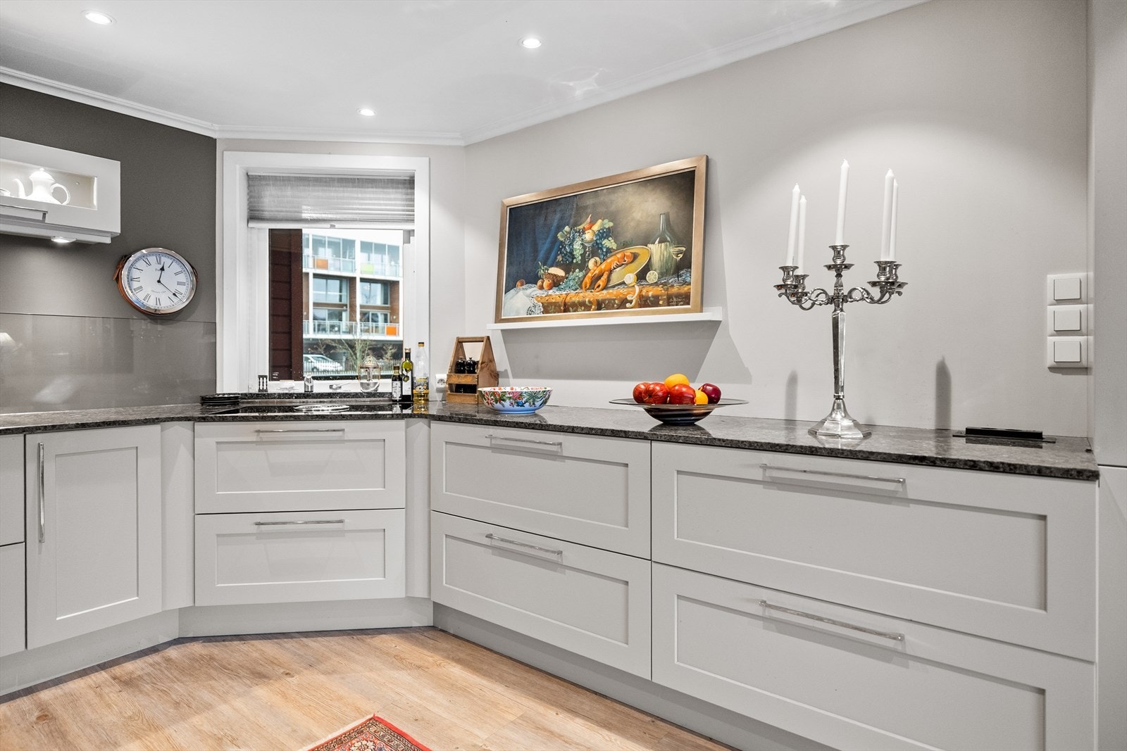 Kjøkkenet er plassert med omhu og presisjon, og danner et naturlig midtpunkt i leiligheten - et sted som inviterer til både matlaging, samvær og trivsel i hverdagen. Galleribilde