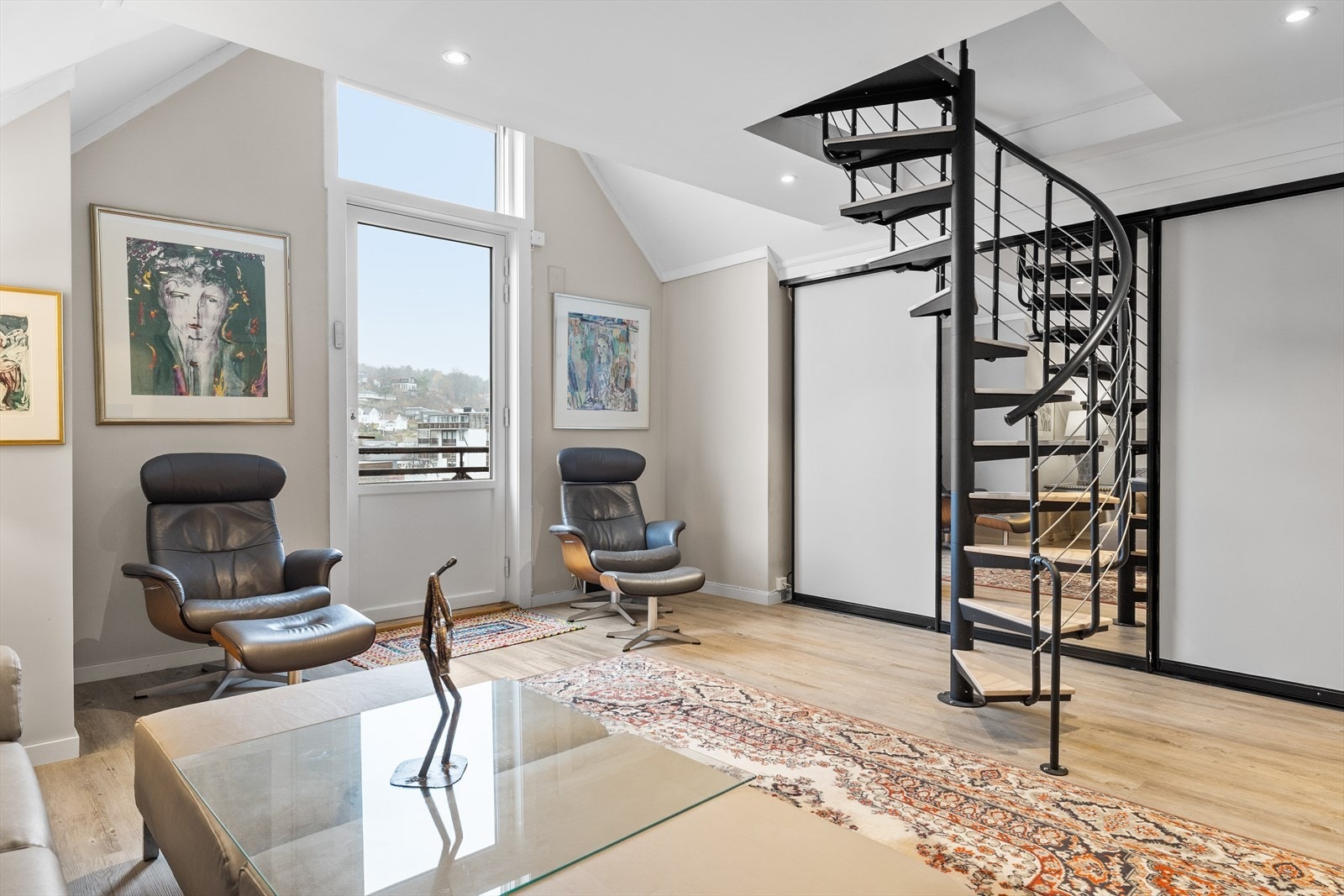 Herfra har du utgang til en vestvendt balkong hvor du kan nyte solrike ettermiddager, vakker utsikt og stillheten fra omgivelsene. Loftstuen binder funksjon og komfort sammen på en elegant måte og blir fort et av boligens mest populære oppholdsrom. Galleribilde