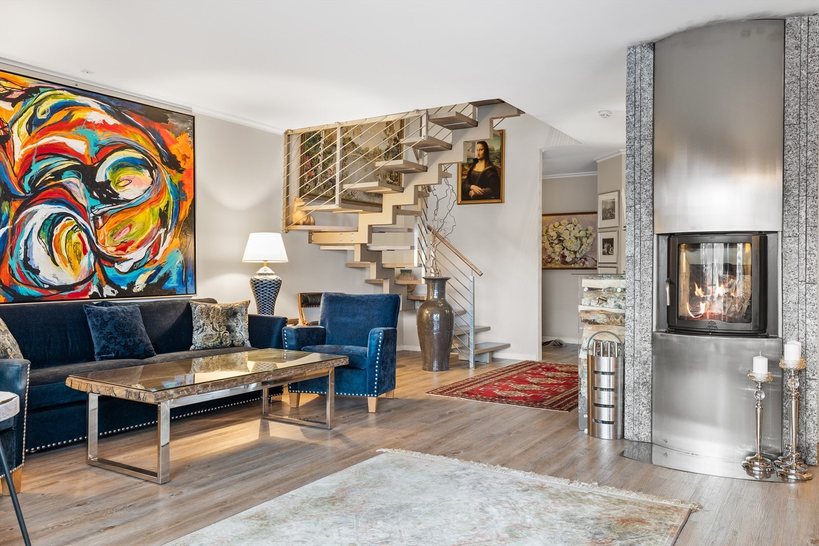 Rommet har en gjennomført stil som balanserer komfort, funksjonalitet og estetikk på elegant vis. Galleribilde