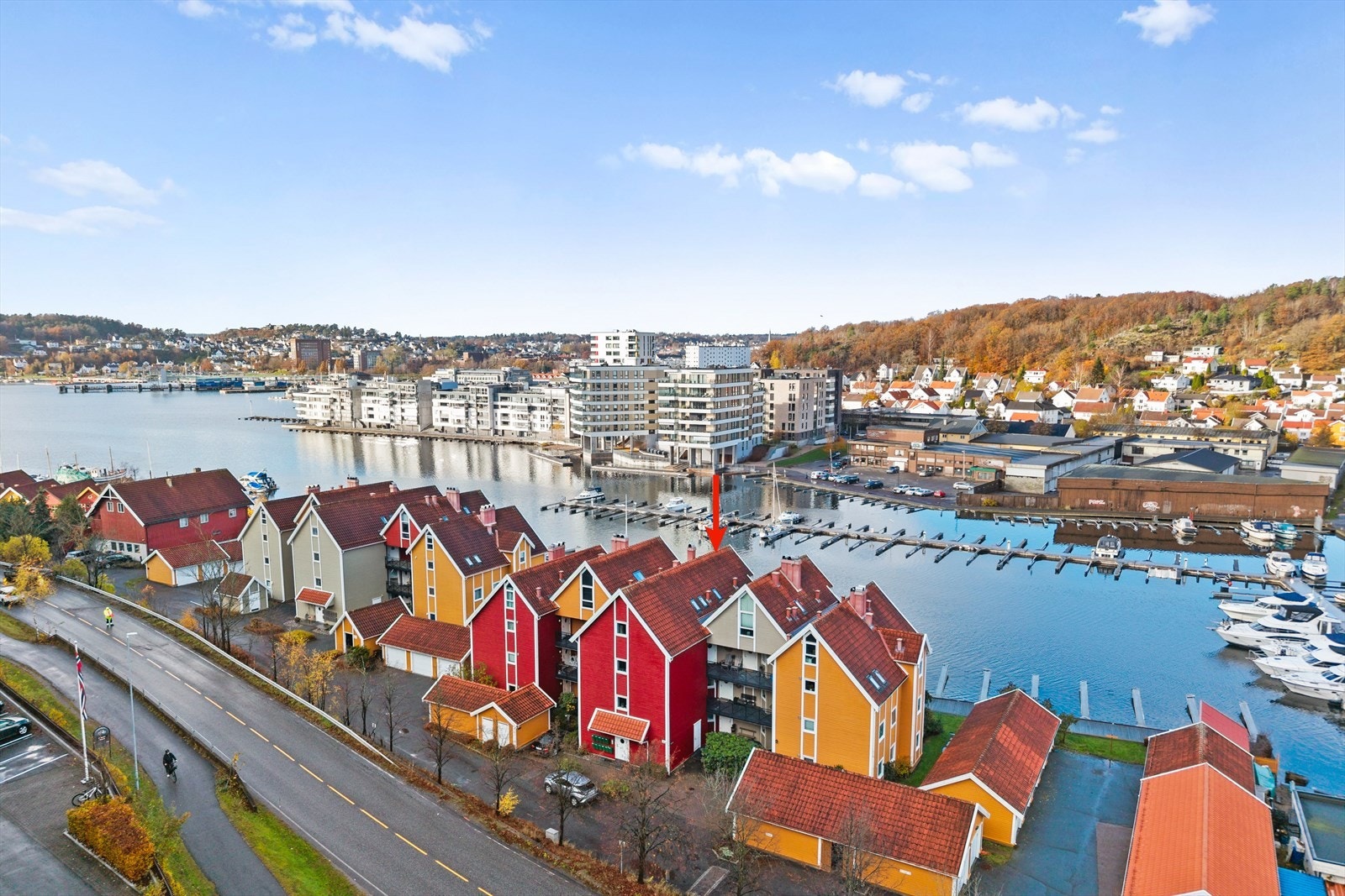 Dette er mer enn en leilighet - det er en livsstil. En unik mulighet til å leve et maritimt liv i eksklusive og moderne omgivelser, med byens puls og sjøens ro rett utenfor døren. Galleribilde