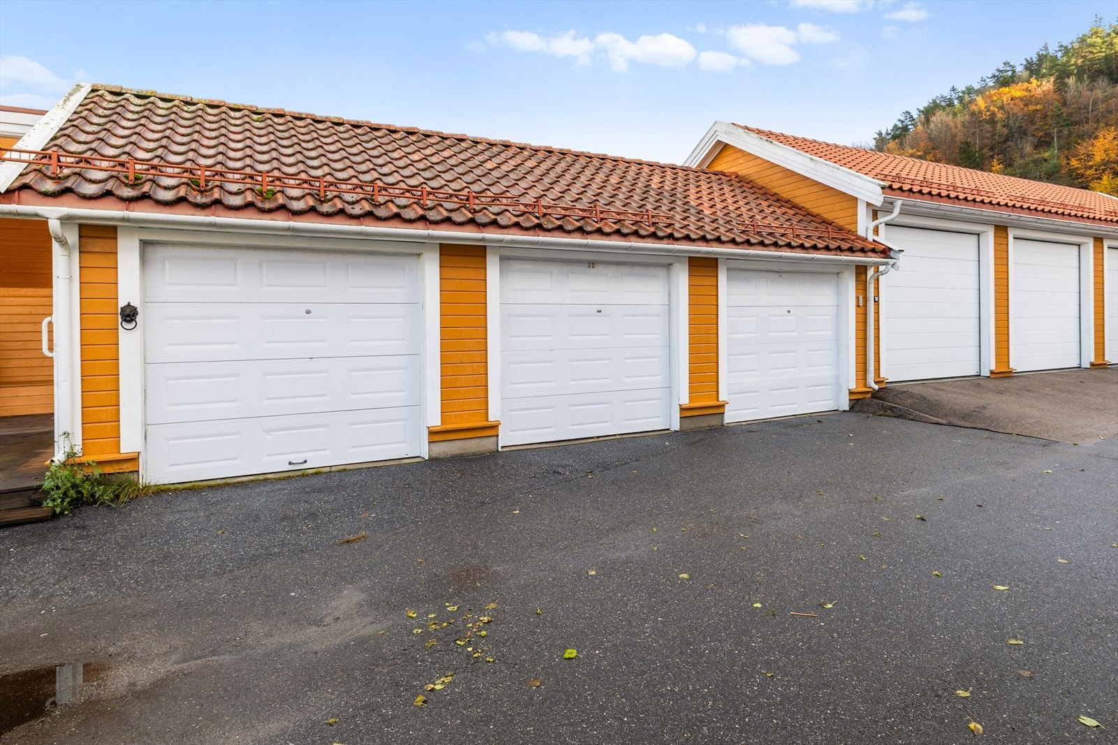 Til leiligheten medfølger to garasjer som understreker den høye bokomforten. Galleribilde