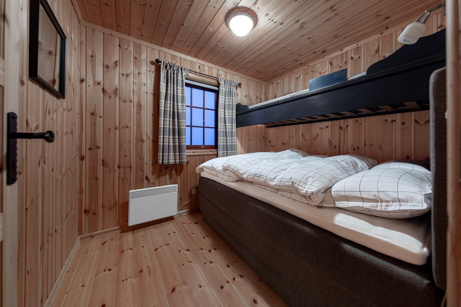 Soverom 2 med dobbeltseng og køyeløsning. Galleribilde