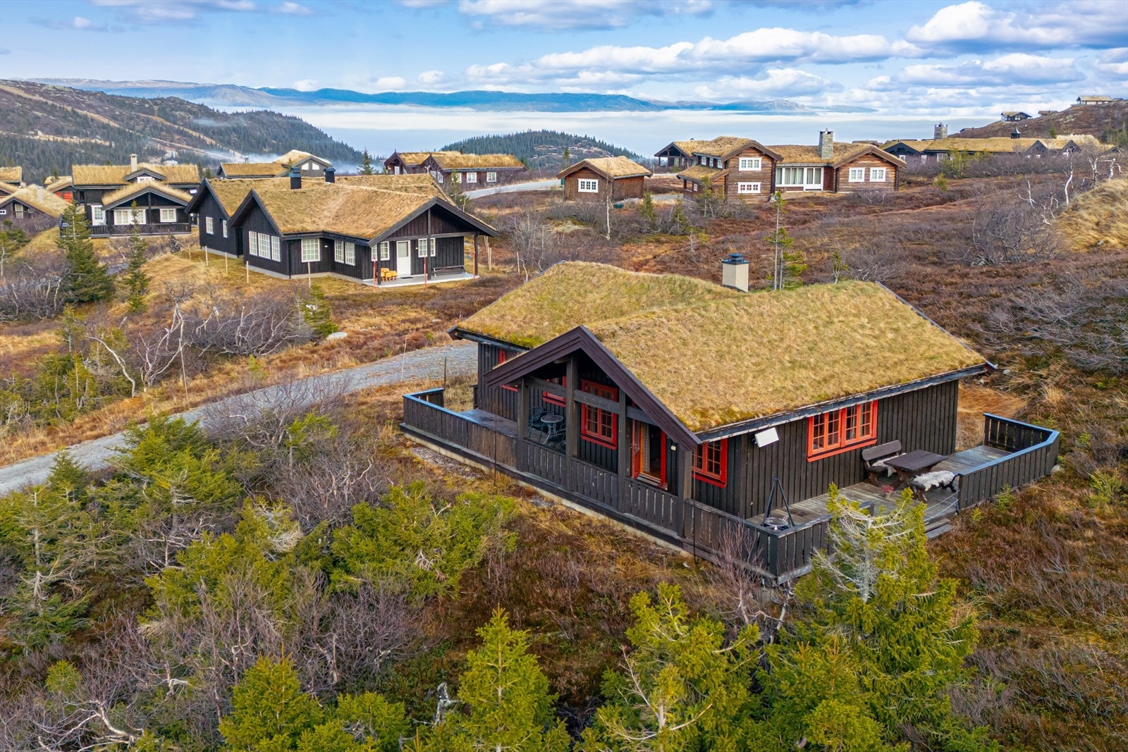 God avstand mellom hyttene og fint opparbeidet tomt på 1,8mål. Galleribilde