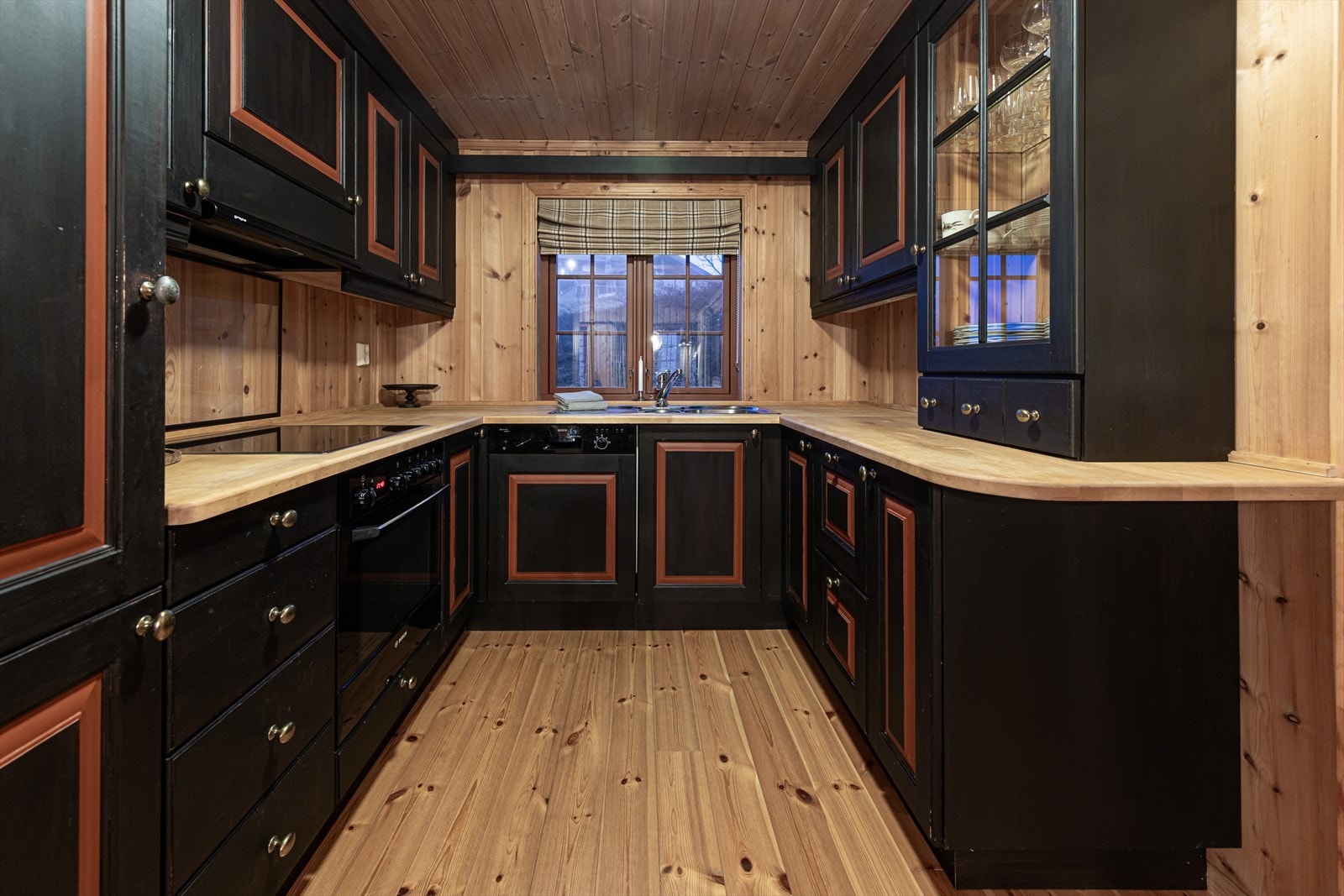 Pent og tradisjonelt kjøkken - Kjøkkenet har godt med benke-/ og skapplass, integrerte hvitevarer og vindus, som gir godt med gjennomlys. Galleribilde