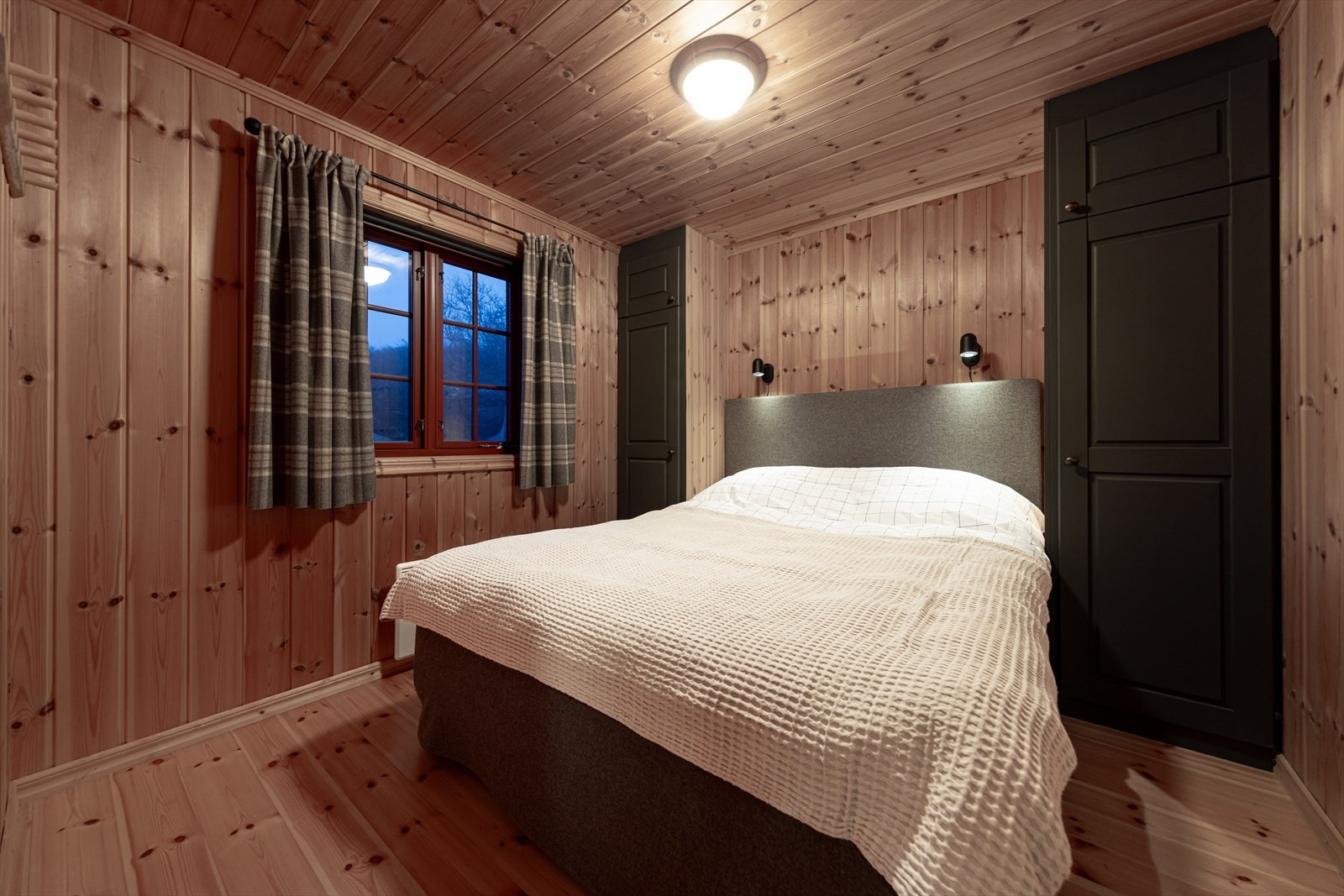 Hytten har 3 gode soverom - Her hovedsoverommet med god plass til dobbeltseng og garderobeløsning. Galleribilde