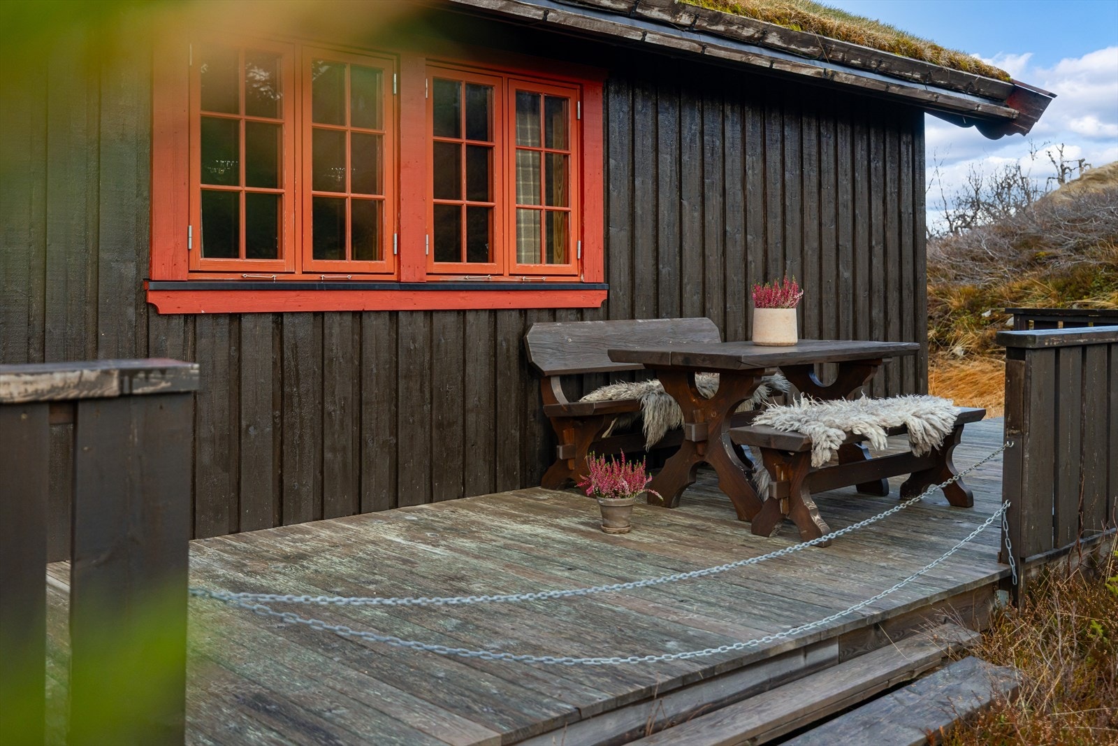 Hytten har stor terrrase som strekker seg rundt hytten, så her kan man nyte fine dager i solveggen. Galleribilde