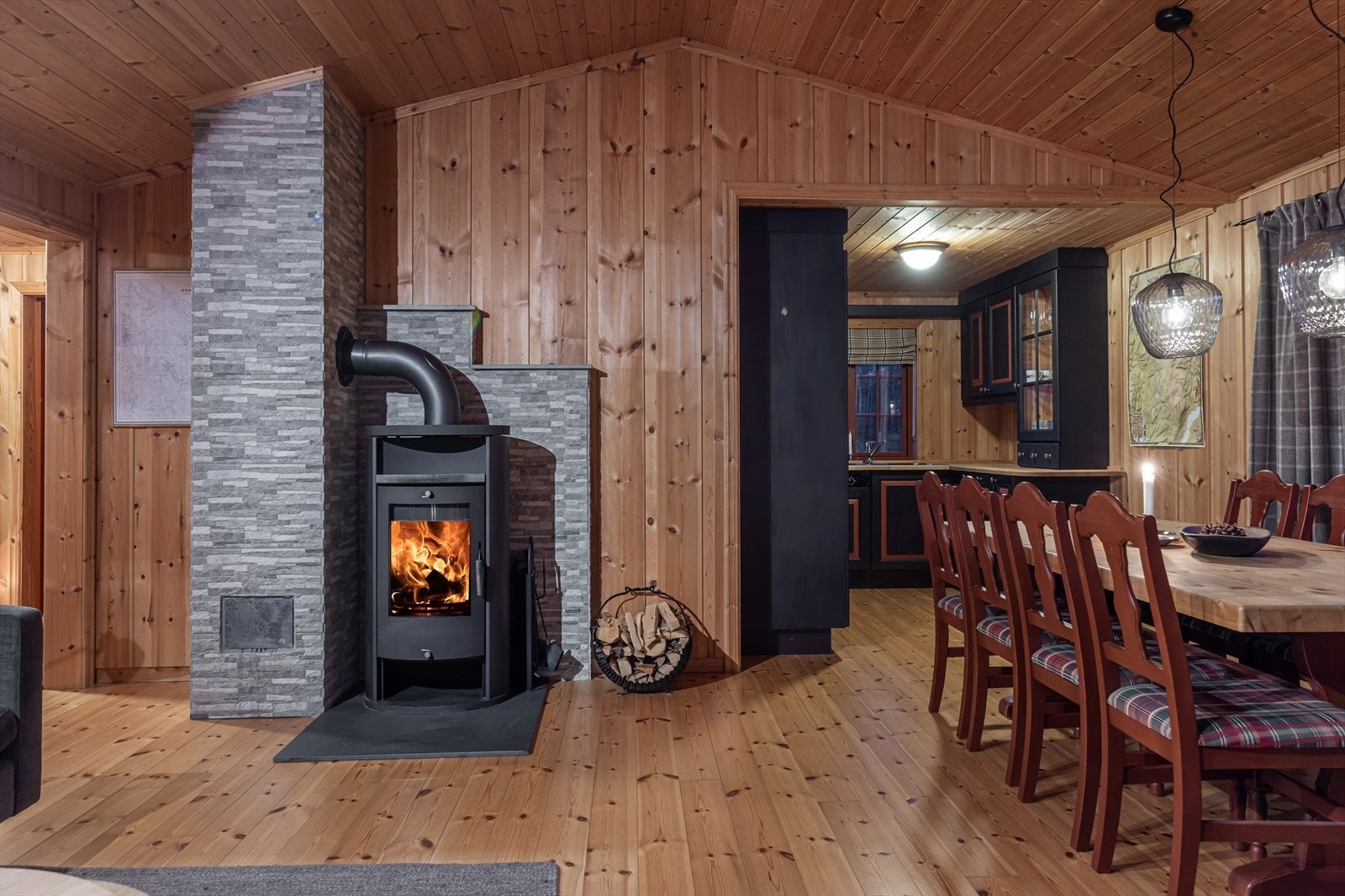 Hytten holder en flott, velholdt og tradisjonell stil. Koselig peis som varmer godt og skaper en lun og god atmosfære. Galleribilde