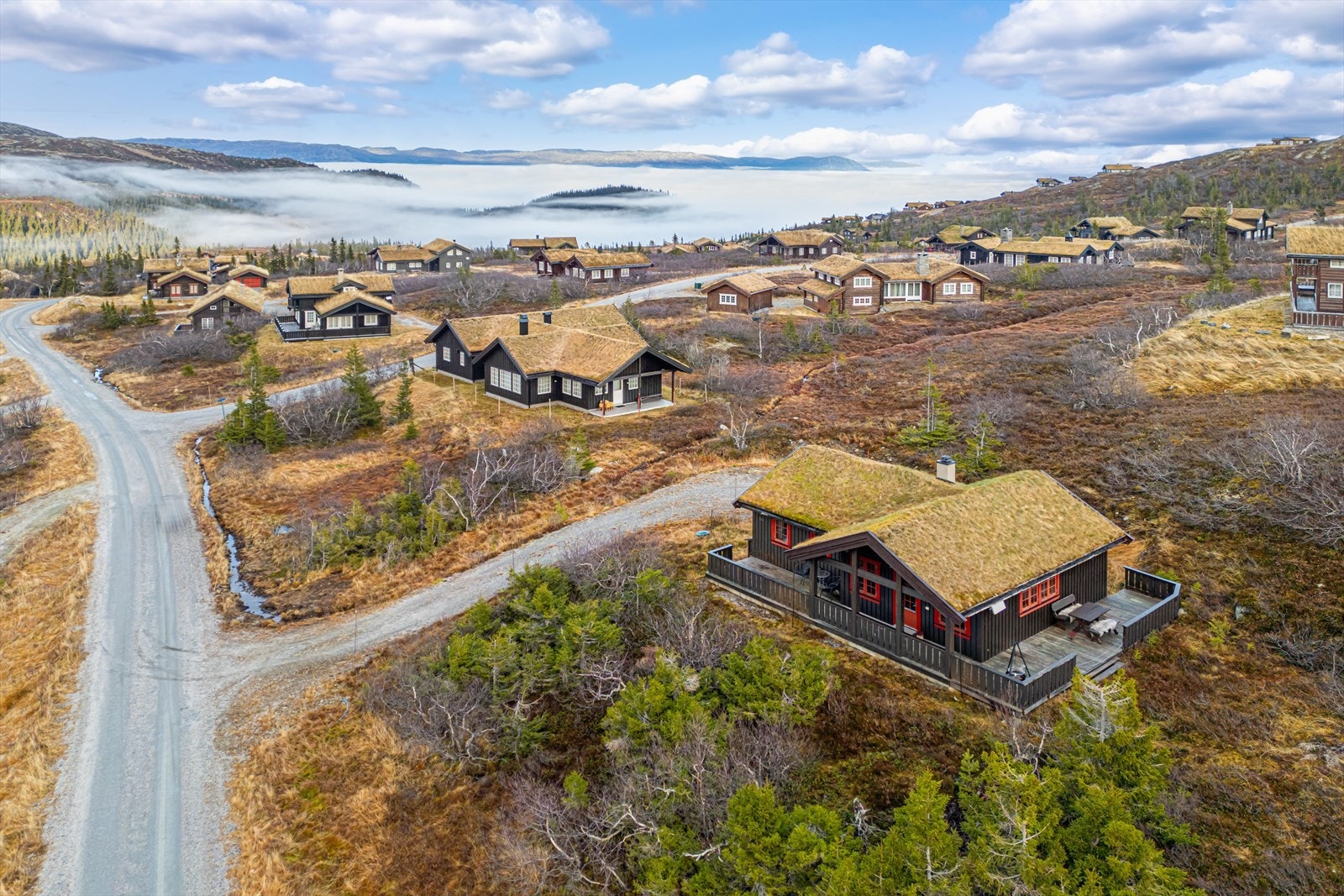 Fin og tradisjonell hytte | Stor tomt 1,8 mål | Solrik terrasse 49kvm | 3 soverom | Peis | Parkering | Under 2t fra Oslo Galleribilde