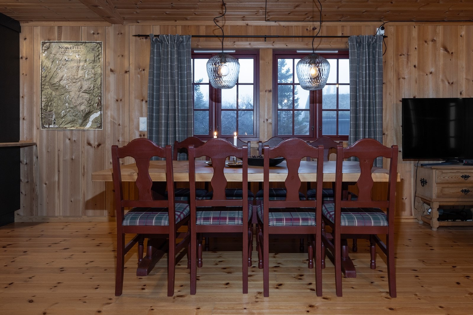 Det er også god plass til stort spisebord, perfekt for sosiale og hyggelige sammenkomster på hytten. Galleribilde