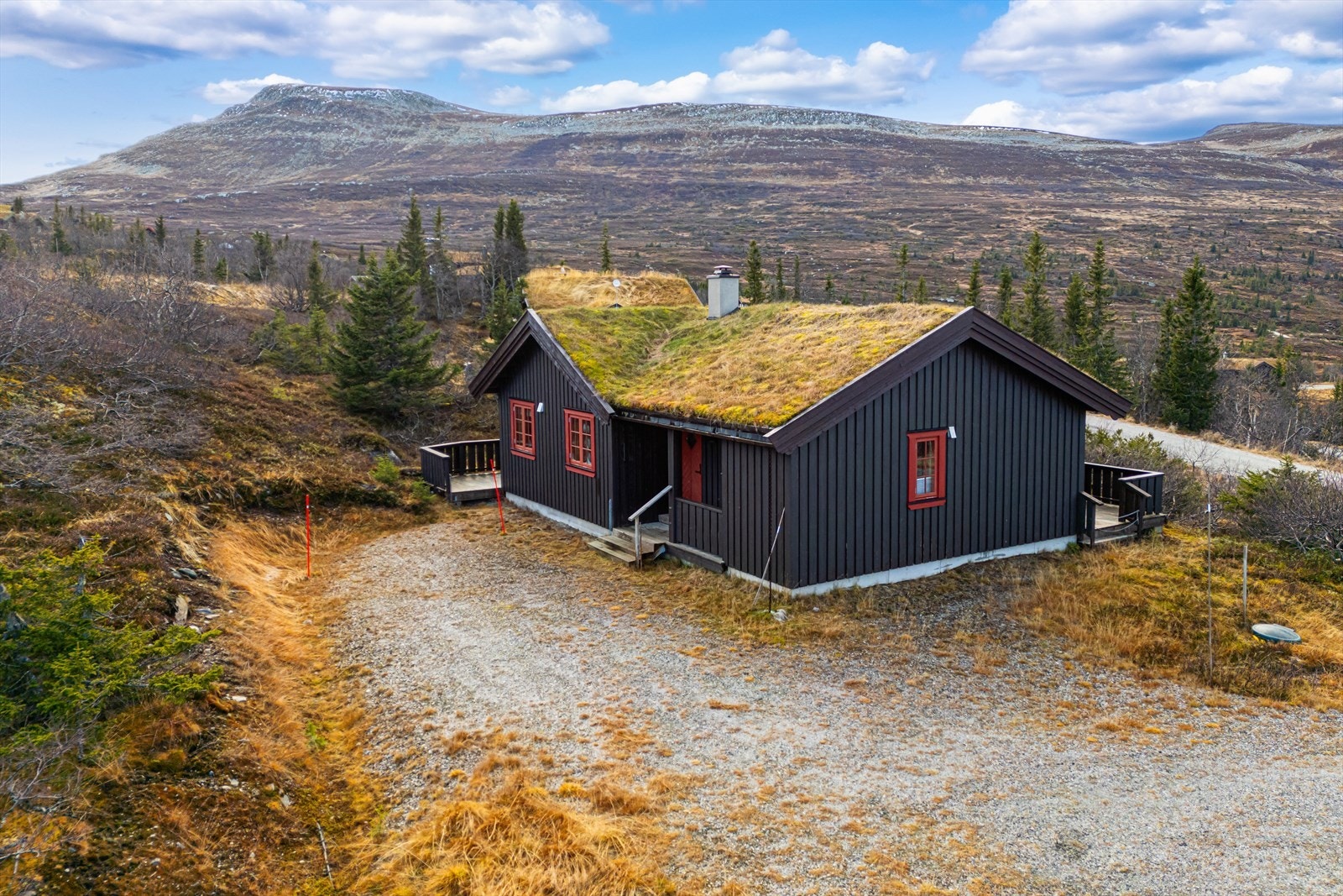 God plass ti flere bilder på tomten og eventuelle utvidelsesmuligheter. Galleribilde