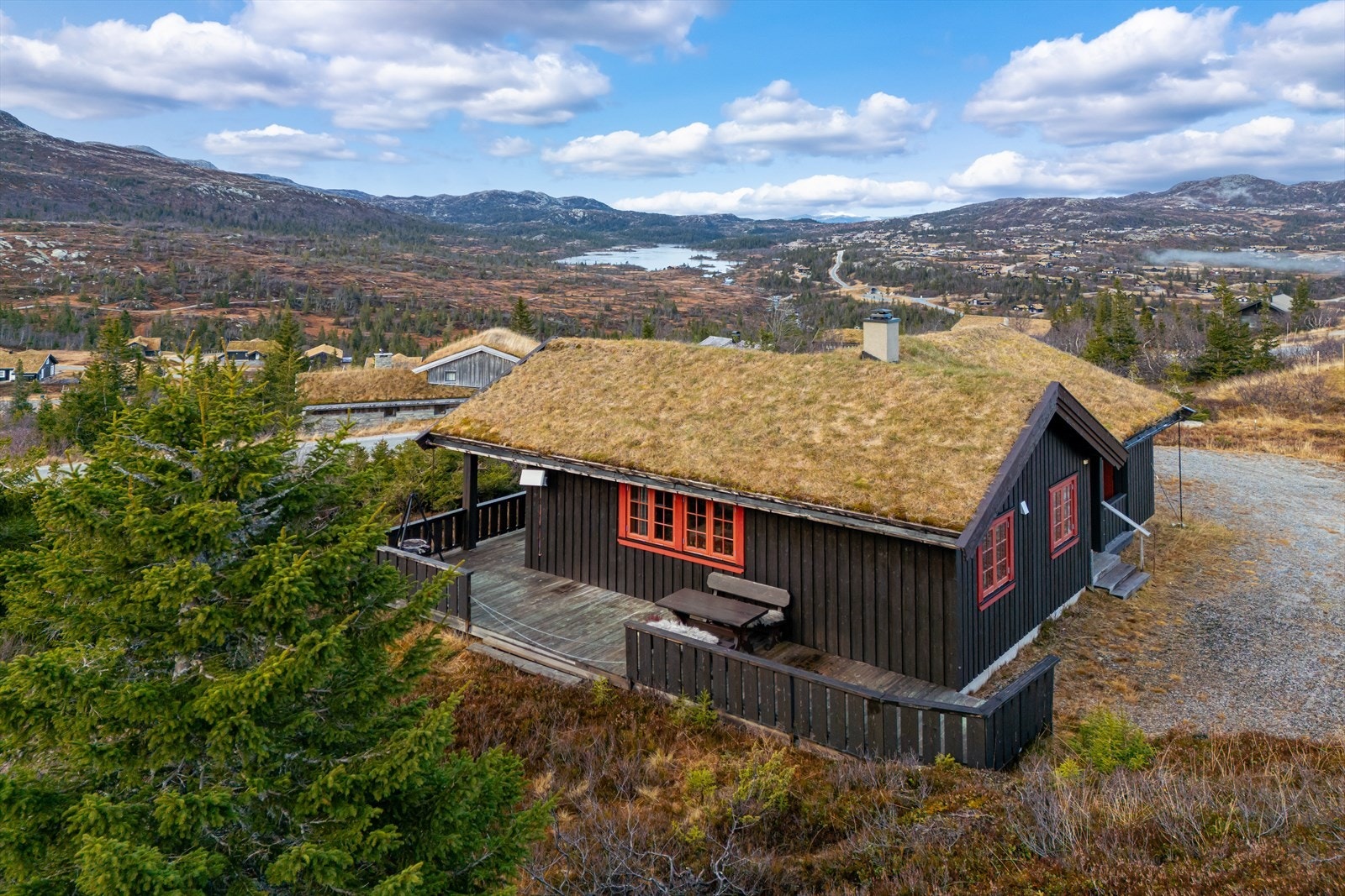 For den turglade er det flere ski/sykkelløyper, fjellturer, alpinanlegg, fiskevann og bademuligheten rett ved hytten - Skiløyper rett på andre siden av veien eller innerst i veien. Galleribilde