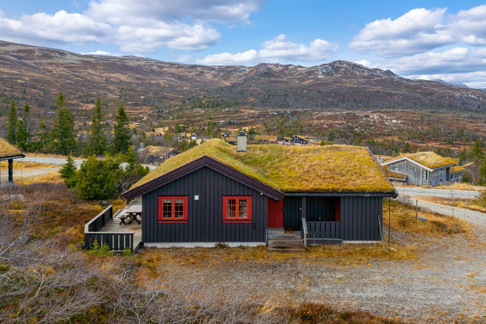 Hytta har en flott utsikt ned mot Fyrisjø, samt hele fjellrekka med topper som Høgevarde og Gråfjell. Galleribilde