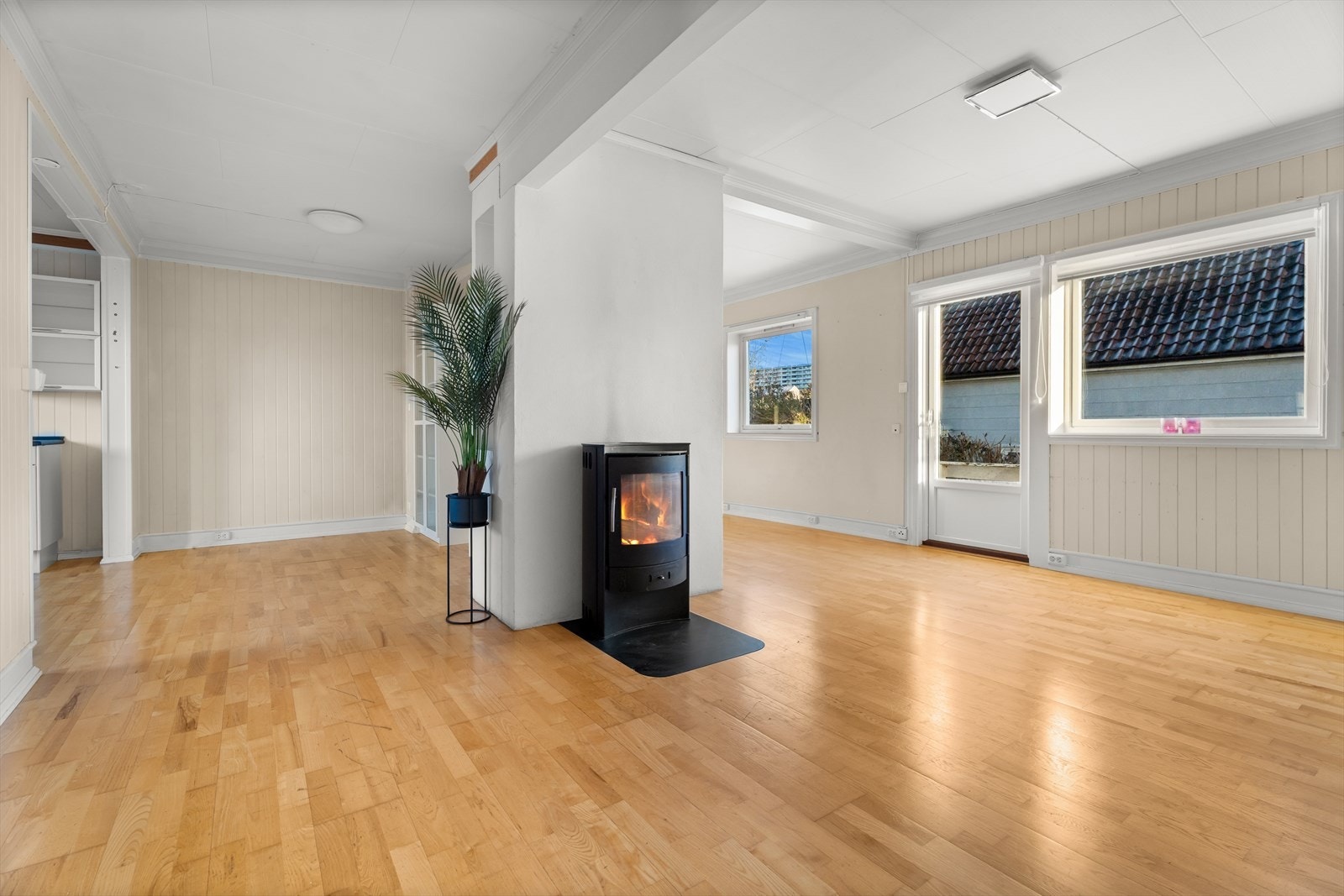 Kjøkkenet står i delvis åpen løsning mot stuen. Galleribilde