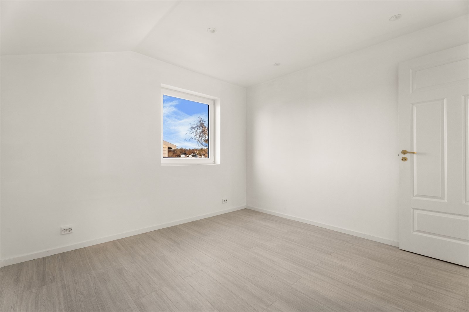 Soverommene er store med mulighet for dobbeltseng, garderobeskap og nattbord. Galleribilde