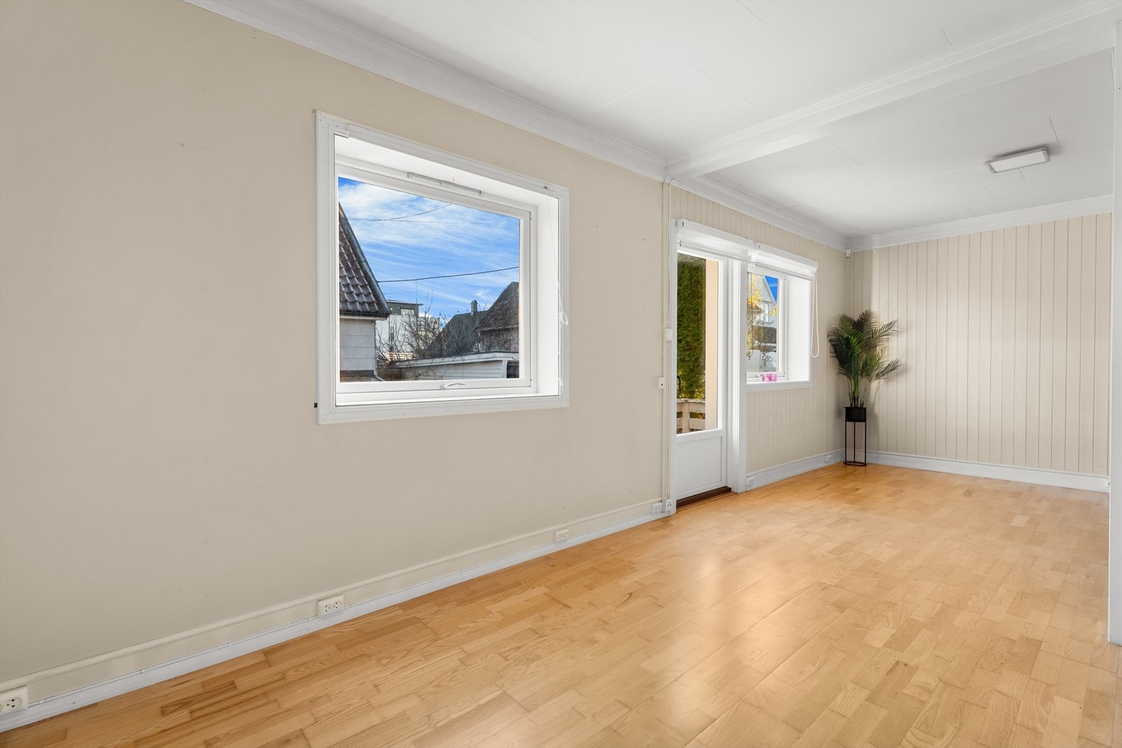 Fra stuen er det en direkte utgang mot boligens terrasse. Galleribilde