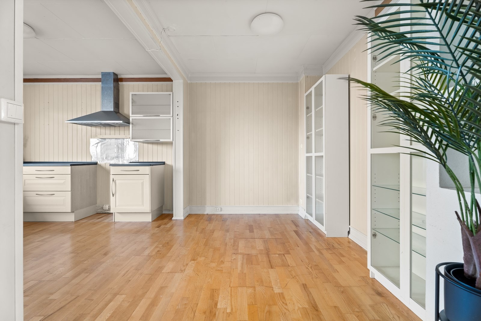 I forlengelse av kjøkken er det en spisestue med god plass til spisebord. Galleribilde