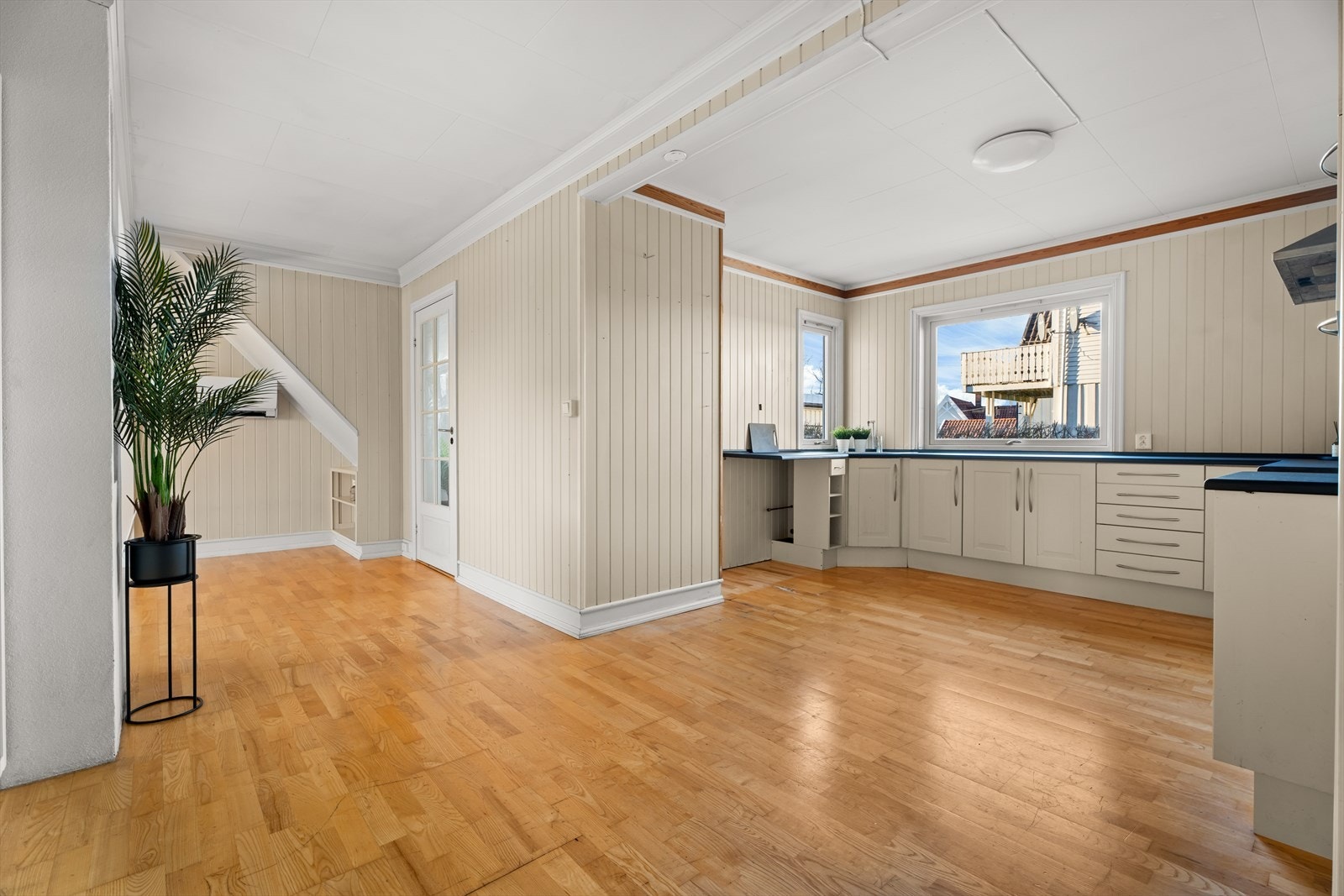 Fra entrèen kommer du inn til boligens stue og kjøkken. Galleribilde